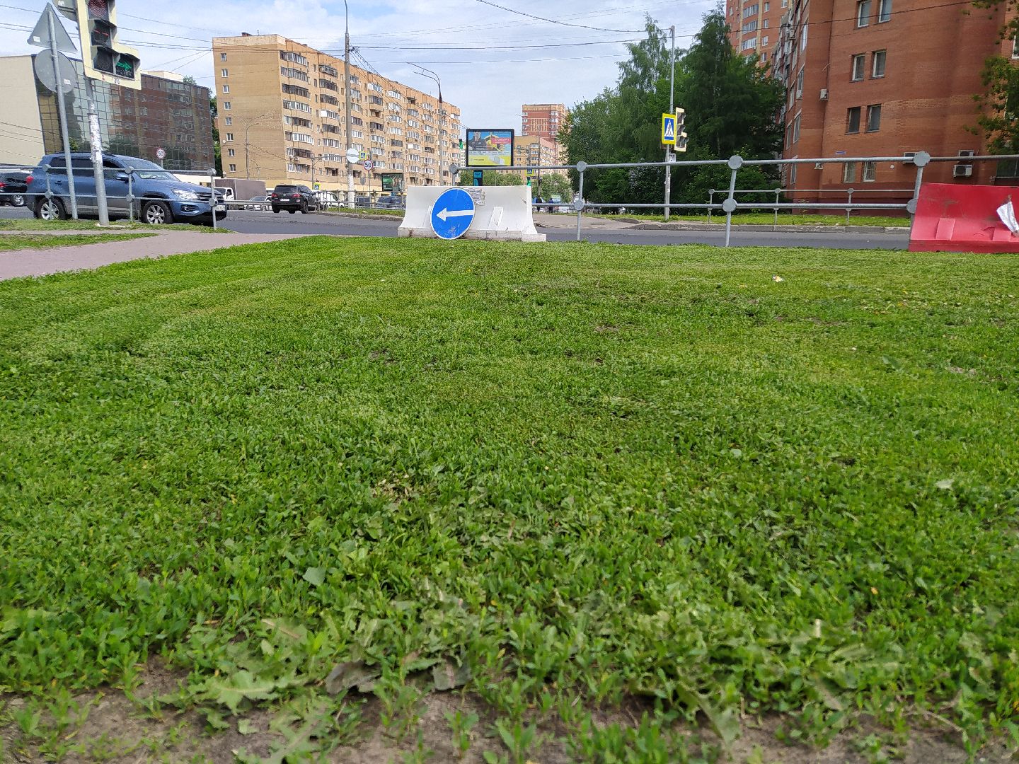 Газон, благоустройство, улица