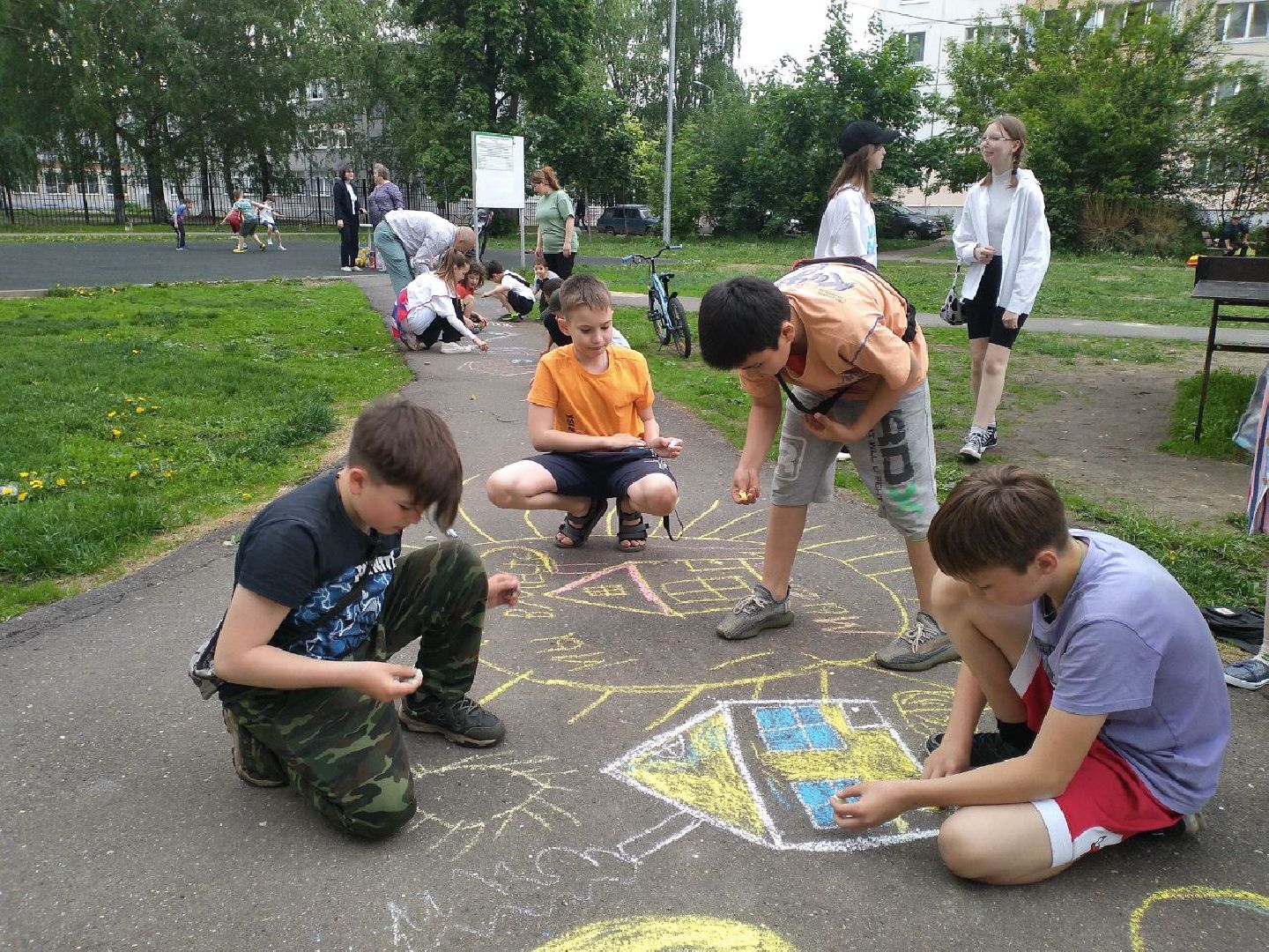 праздник, День соседей, управляющая компания, посадили саженцы, яблоня, Лосино-Петровский