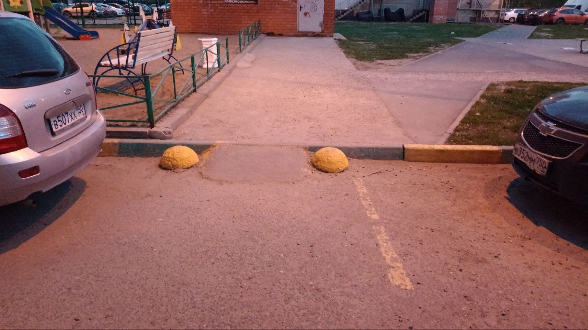 Балашиха, микрорайон Гагарина, ограничительные столбики, полусферы, парковка, автомобилисты, пожарная машина, скорая помощь, детская площадка