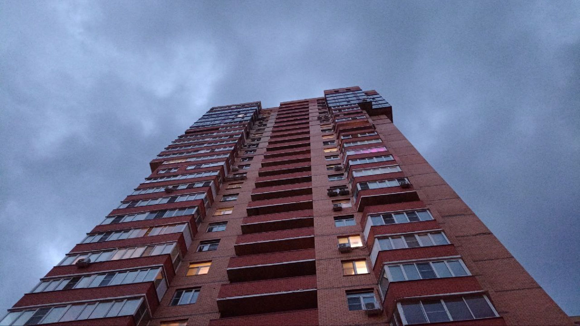 Балашиха, микрорайон Гагарина, ограничительные столбики, полусферы, парковка, автомобилисты, пожарная машина, скорая помощь, детская площадка