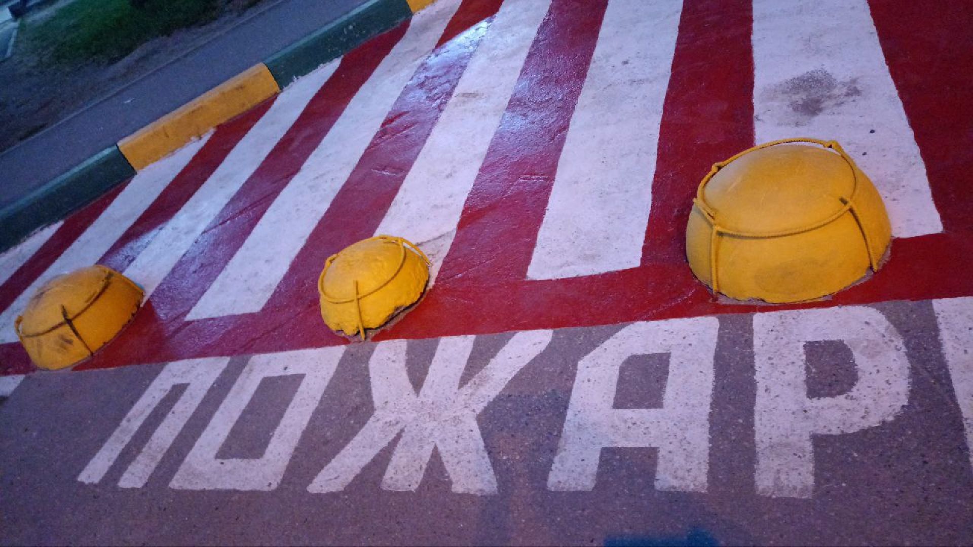 Балашиха, микрорайон Гагарина, ограничительные столбики, полусферы, парковка, автомобилисты, пожарная машина, скорая помощь, детская площадка