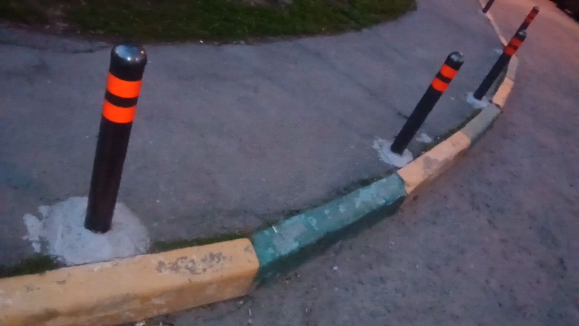 Балашиха, микрорайон Гагарина, ограничительные столбики, полусферы, парковка, автомобилисты, пожарная машина, скорая помощь, детская площадка