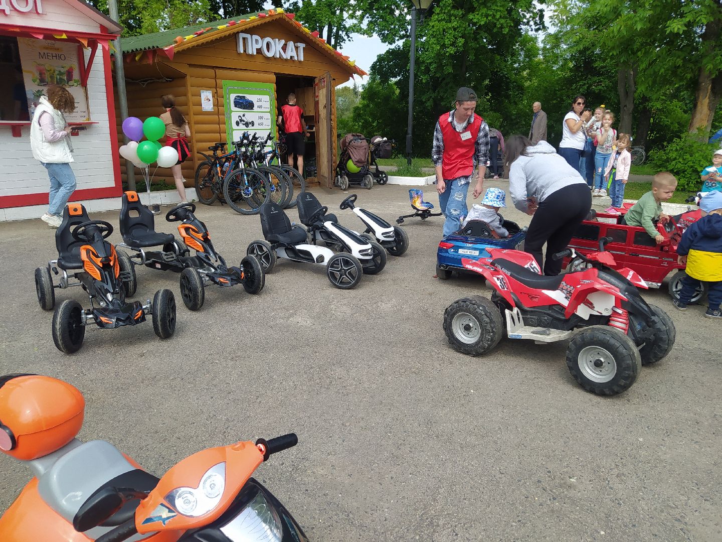 День защиты детей, праздник, парк, мороженное, игры