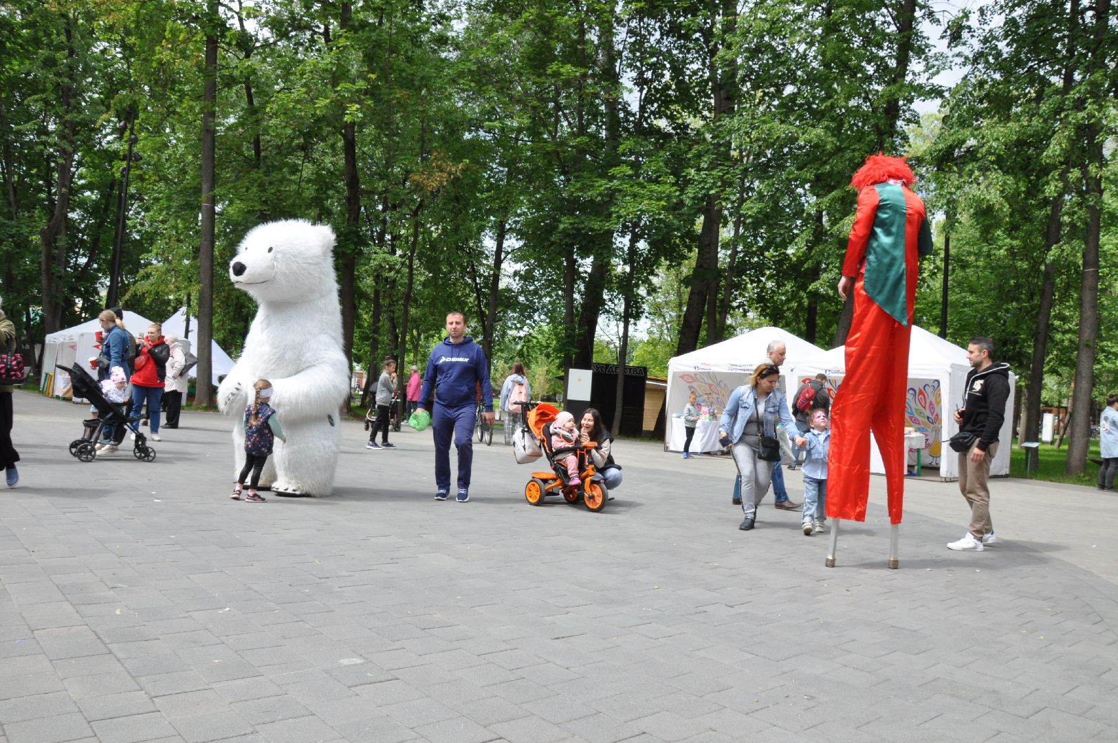 парк, клоуны, ростовые куклы, ходули, фестиваль, серпухов, мороженое,