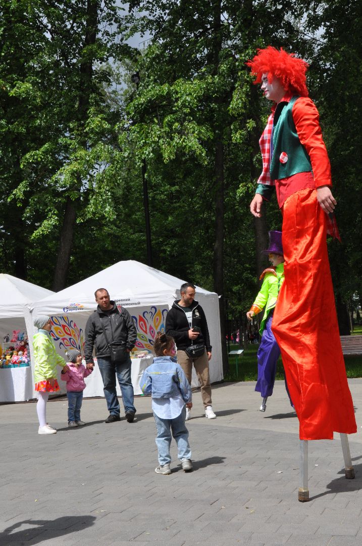 парк, клоуны, ростовые куклы, ходули, фестиваль, серпухов, мороженое,