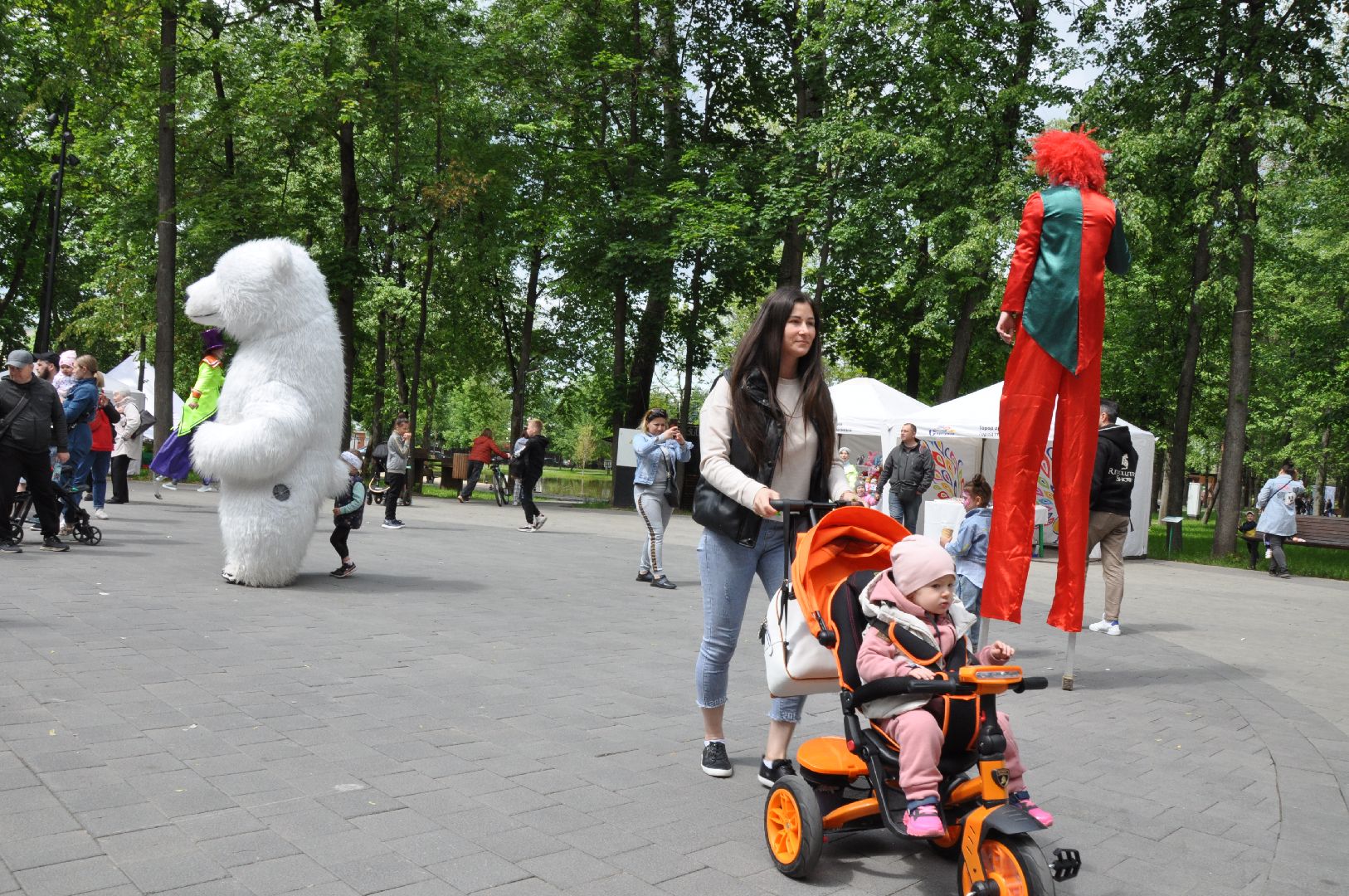 парк, клоуны, ростовые куклы, ходули, фестиваль, серпухов, мороженое,
