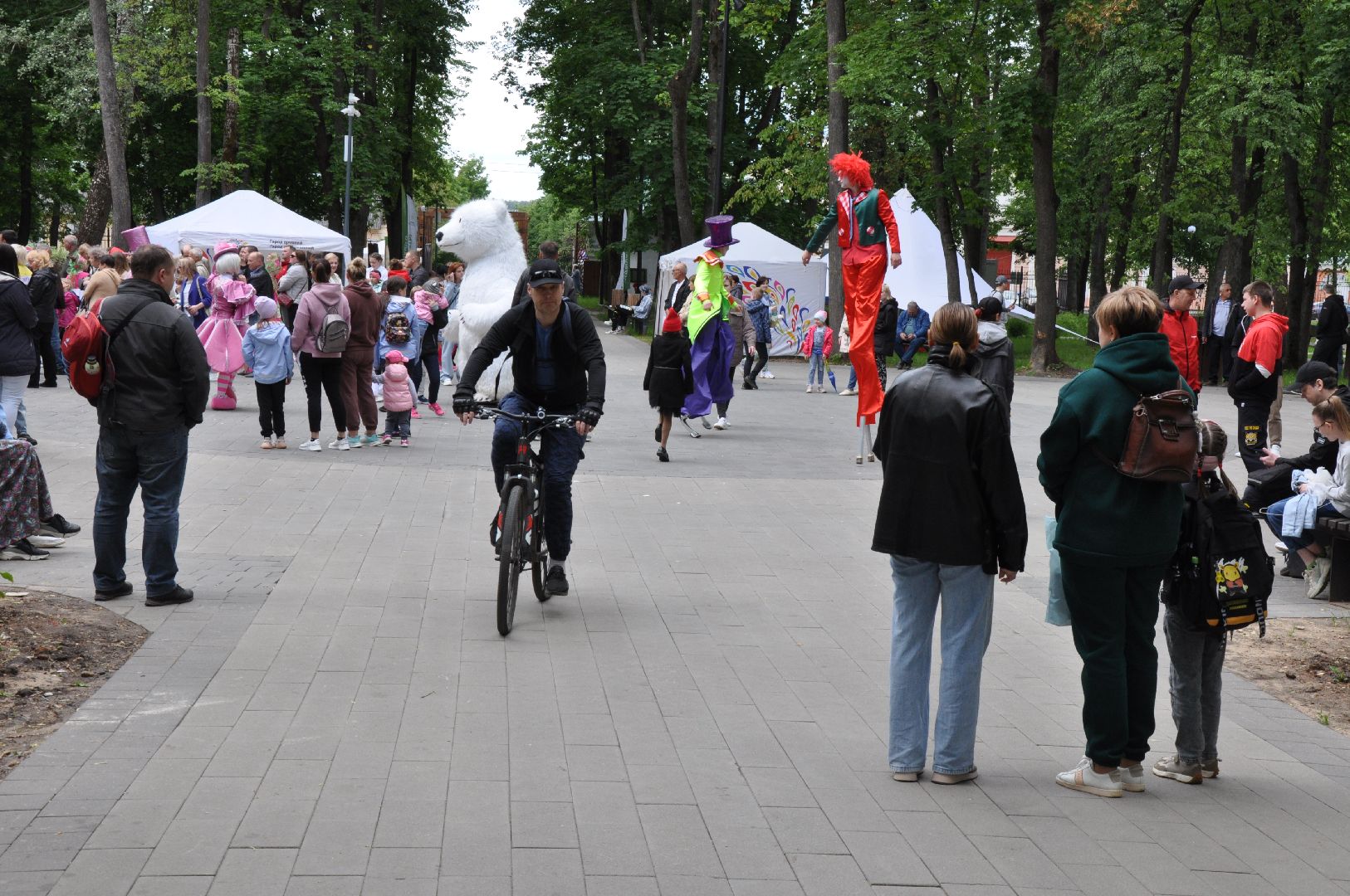 парк, клоуны, ростовые куклы, ходули, фестиваль, серпухов, мороженое,