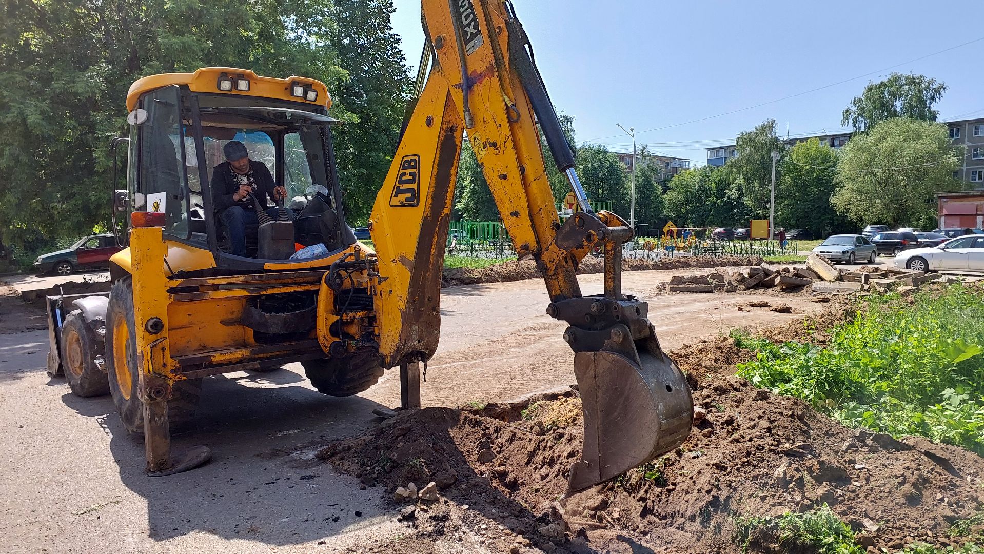 двор, строительство дорог, серпухов, бордюры, асфальт, укладка асфальта,