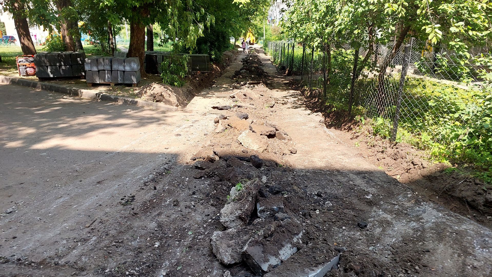 двор, строительство дорог, серпухов, бордюры, асфальт, укладка асфальта,