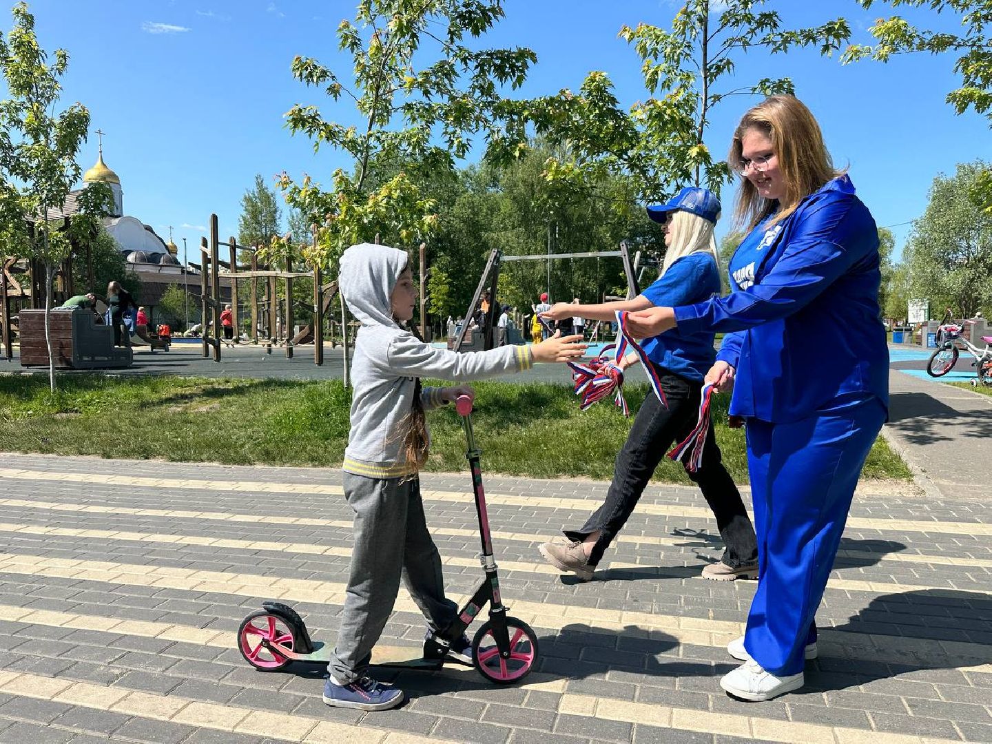 Реутов, День России, праздник, триколор, ленточки, губернатор Андрей Воробьёв