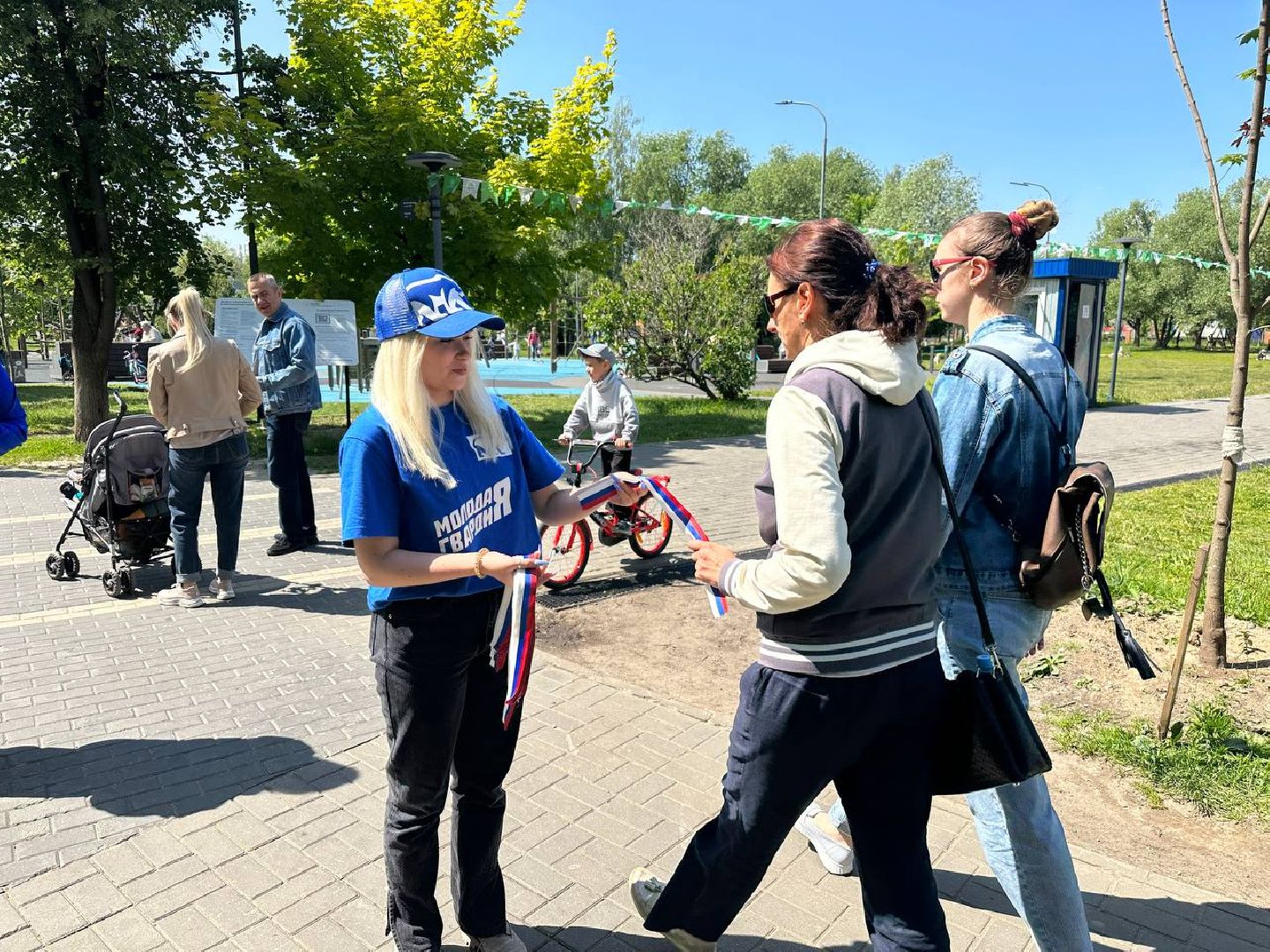 Реутов, День России, праздник, триколор, ленточки, губернатор Андрей Воробьёв