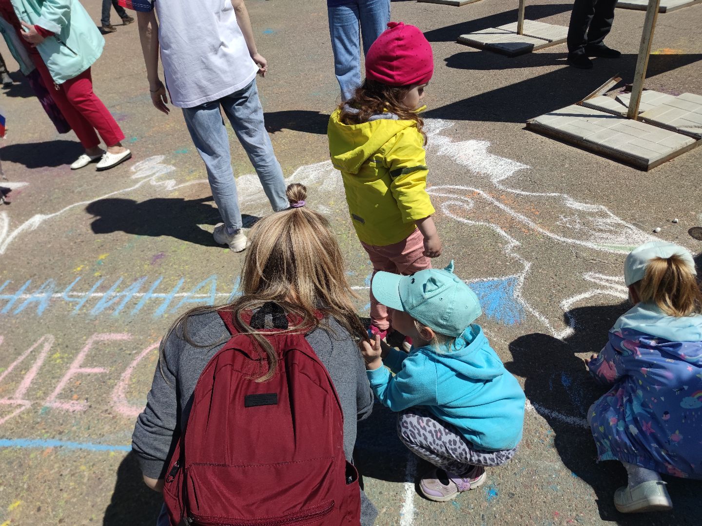 Акция, рисунок на асфальте, волонтеры Подмосковья, Дубна, День России
