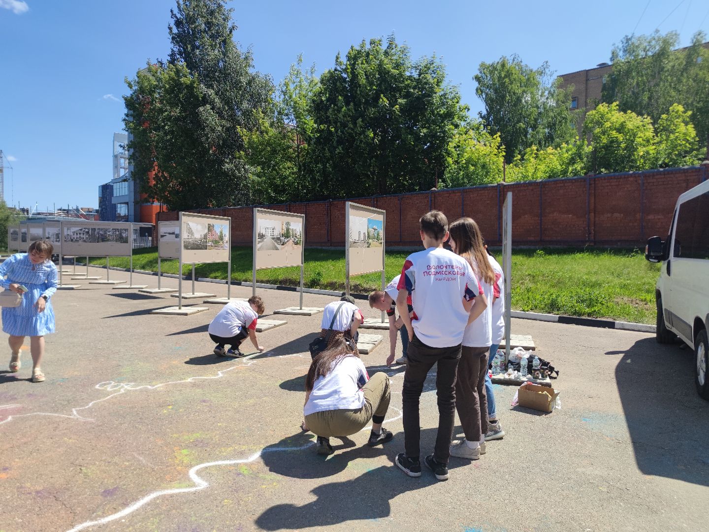 Акция, рисунок на асфальте, волонтеры Подмосковья, Дубна, День России