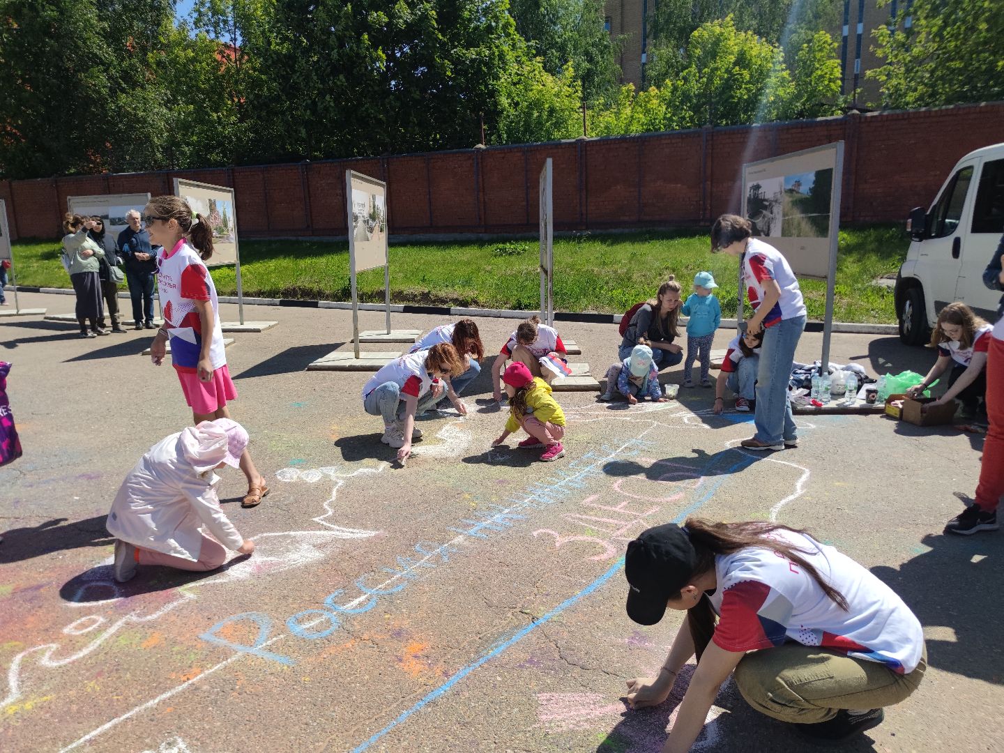 Акция, рисунок на асфальте, волонтеры Подмосковья, Дубна, День России