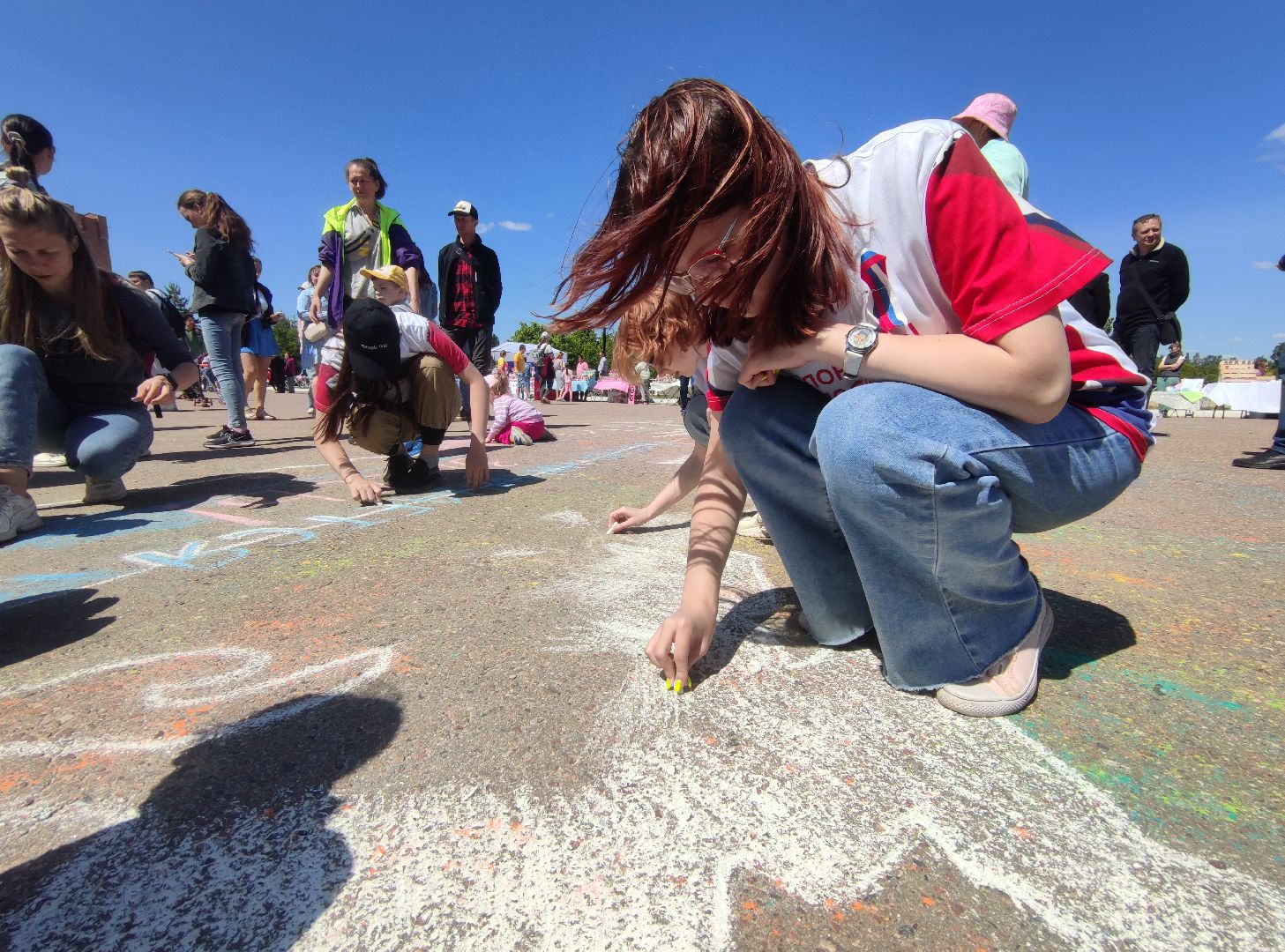 Акция, рисунок на асфальте, волонтеры Подмосковья, Дубна, День России