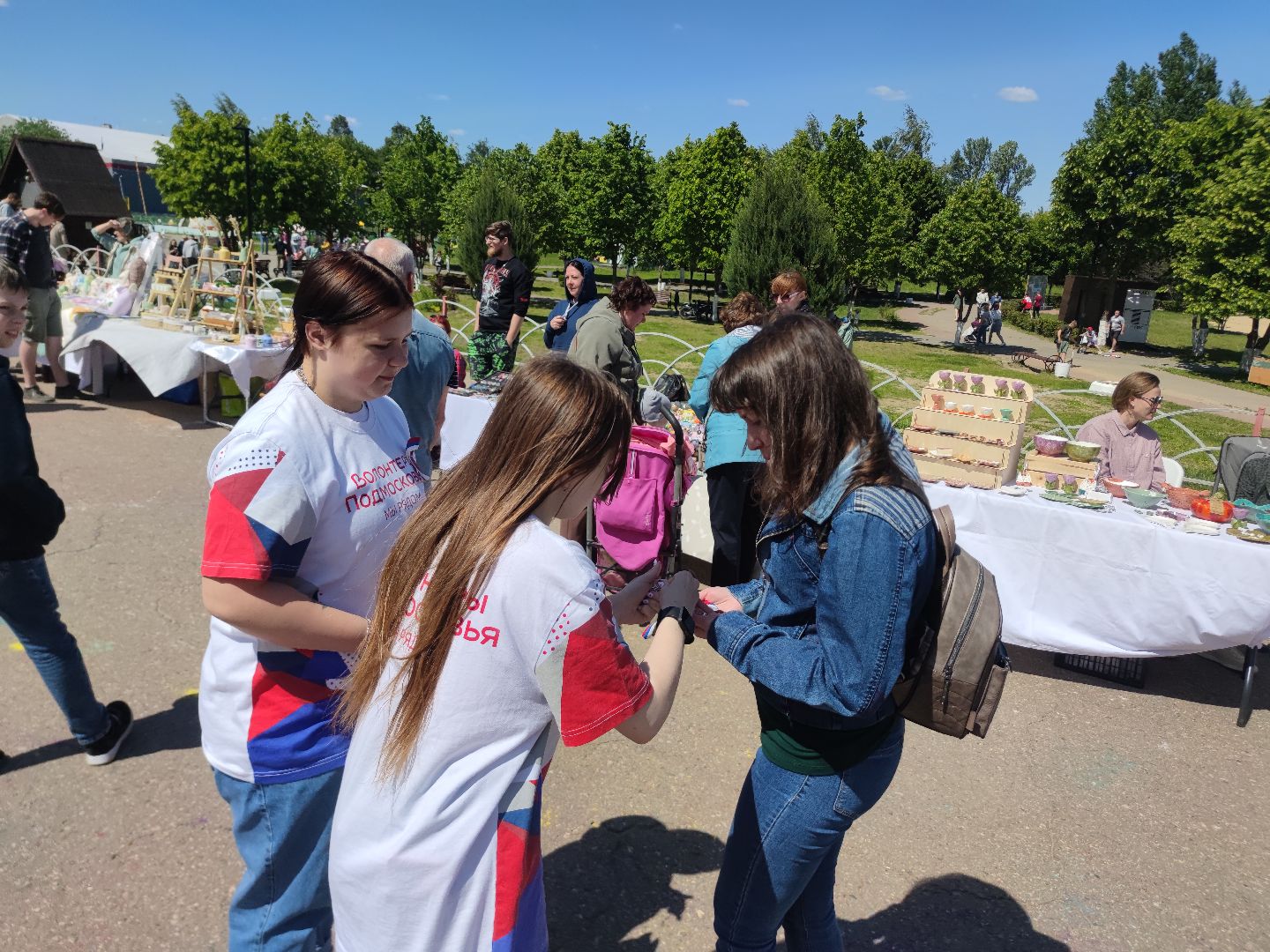 Волонтеры Подмосковья, ленточки, триколор, День России, Дубна