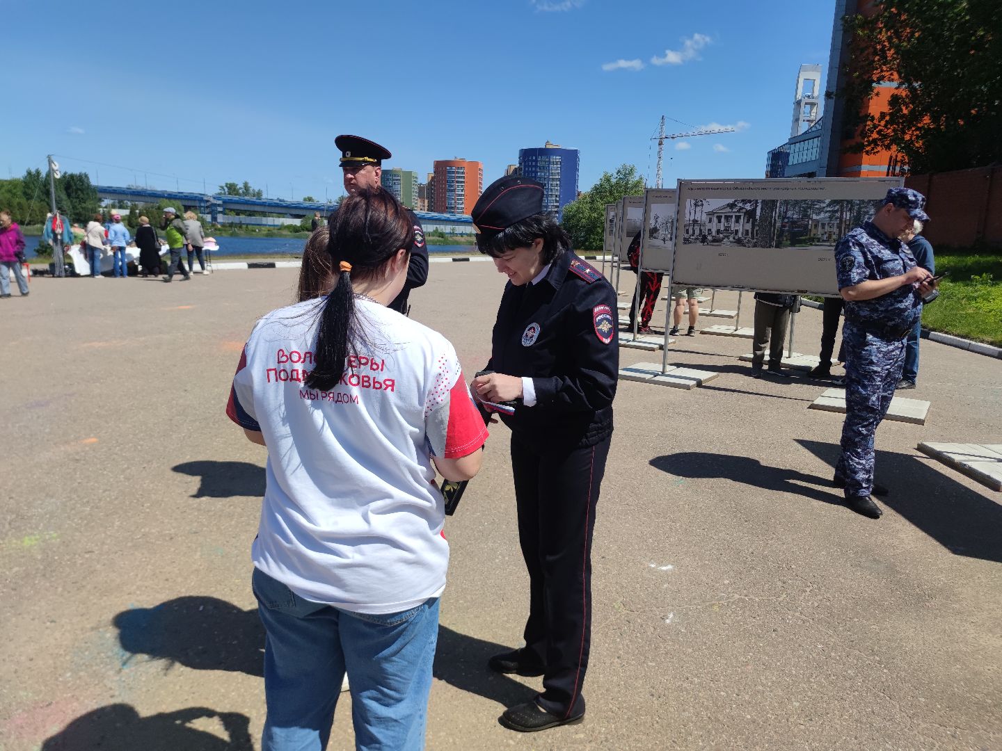 Волонтеры Подмосковья, ленточки, триколор, День России, Дубна