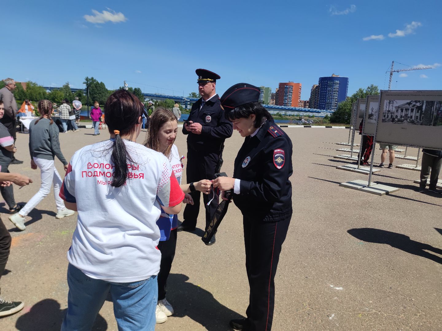 Волонтеры Подмосковья, ленточки, триколор, День России, Дубна