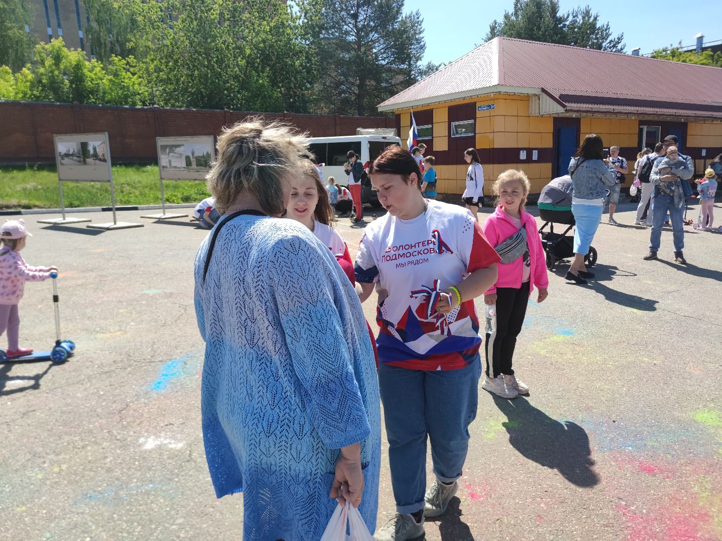 Волонтеры Подмосковья, ленточки, триколор, День России, Дубна