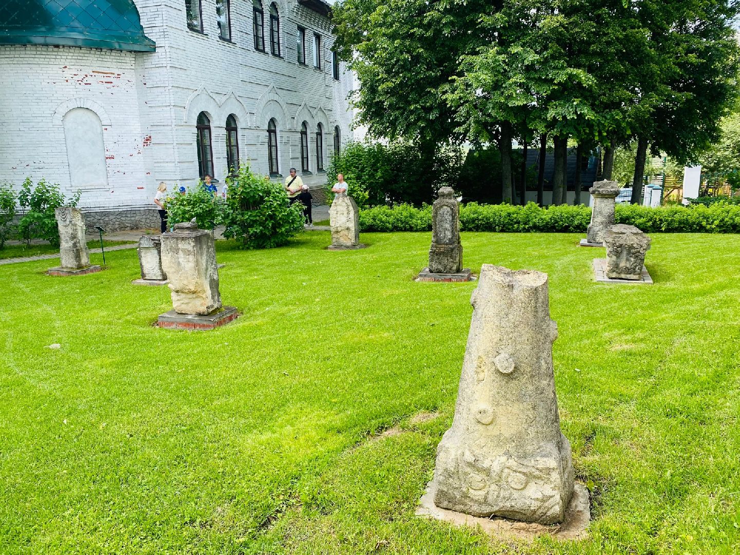 Домодедово, лапидарий, музей белого камня, старинные плиты