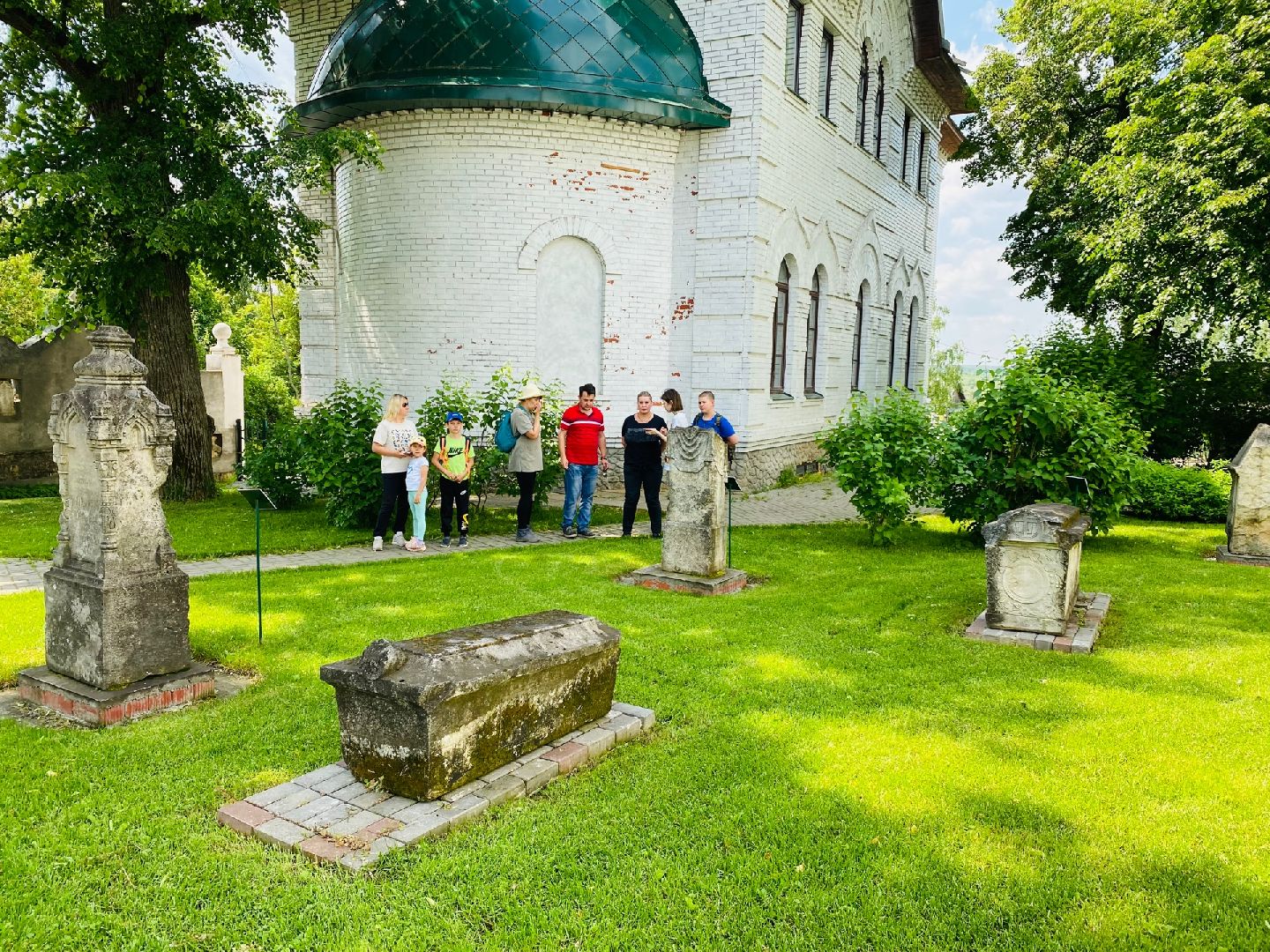 Домодедово, лапидарий, музей белого камня, старинные плиты