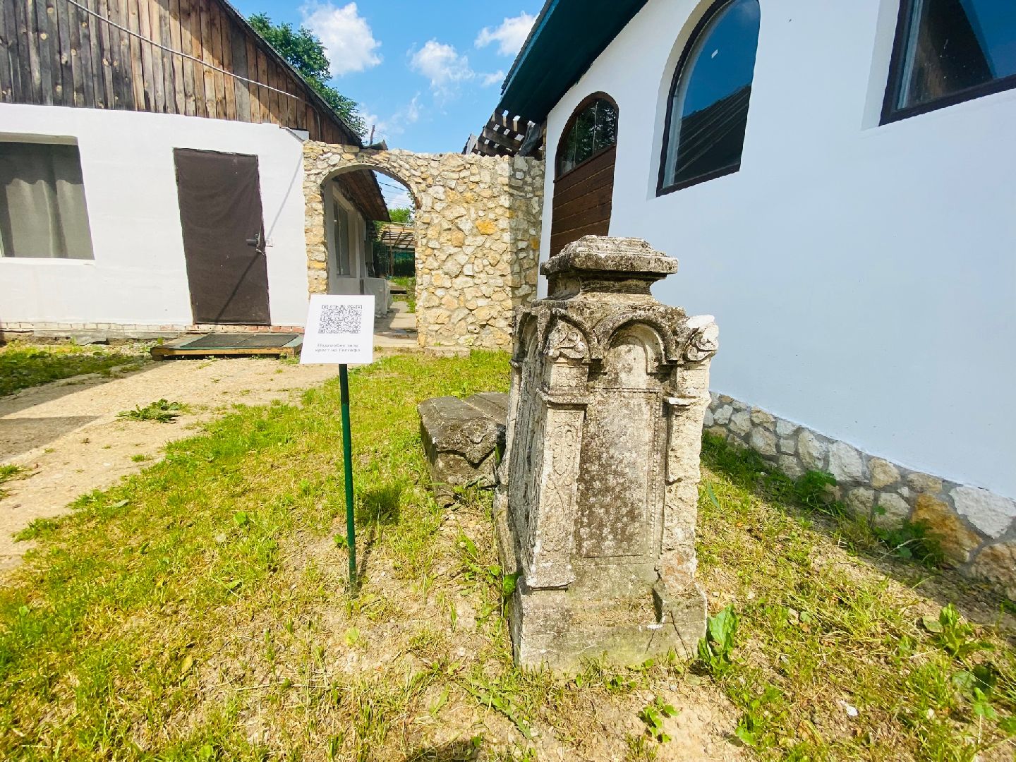 Домодедово, лапидарий, музей белого камня, старинные плиты