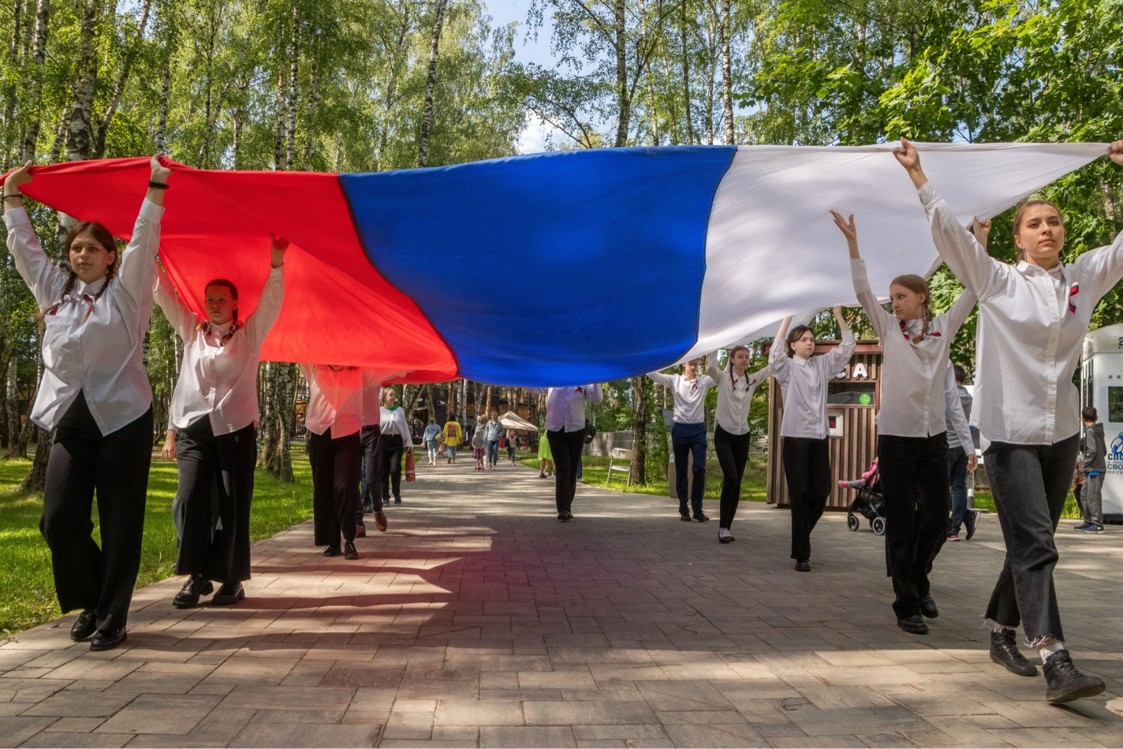 Домодедово, шествие с флагом, День России, флаг России