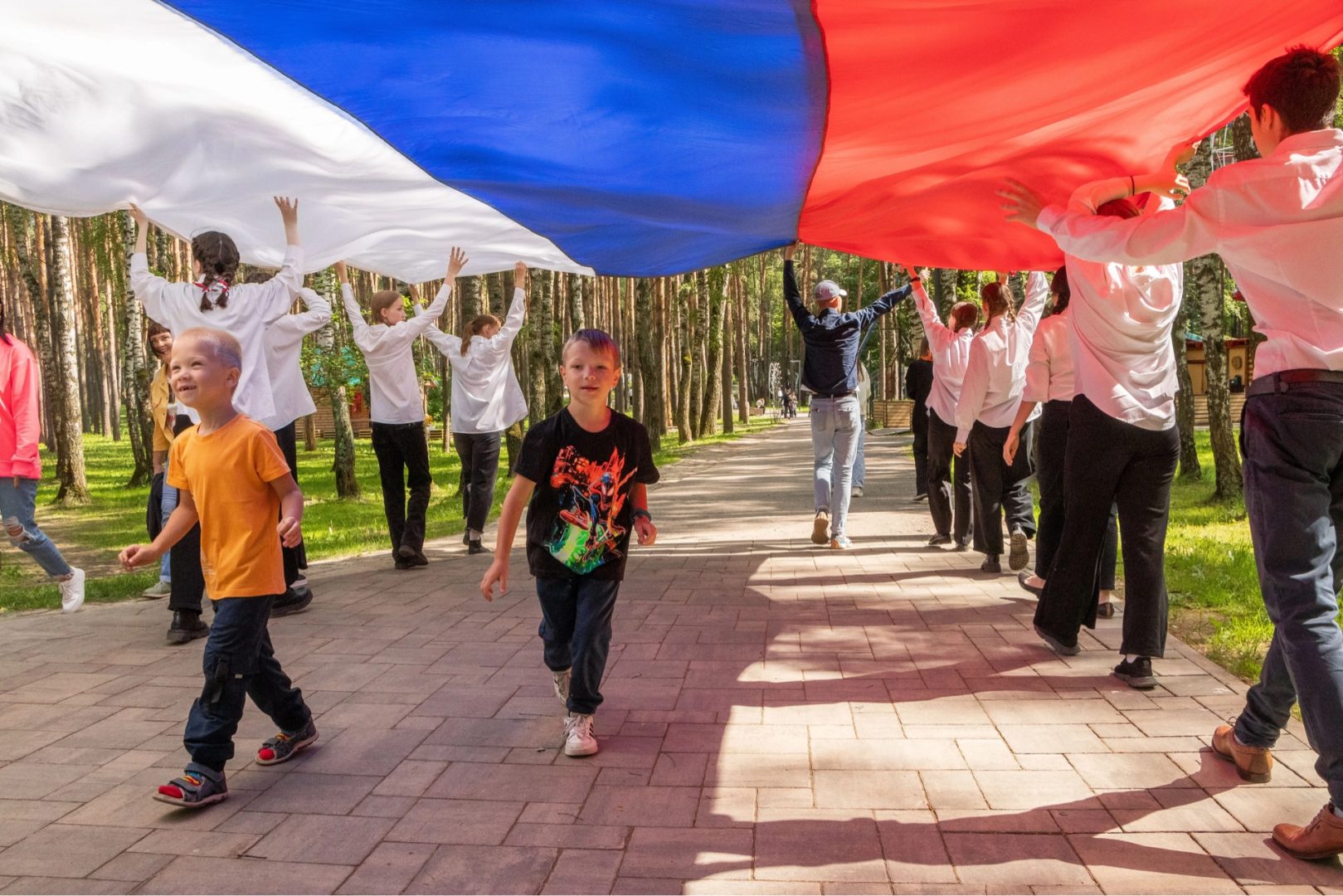 Домодедово, шествие с флагом, День России, флаг России