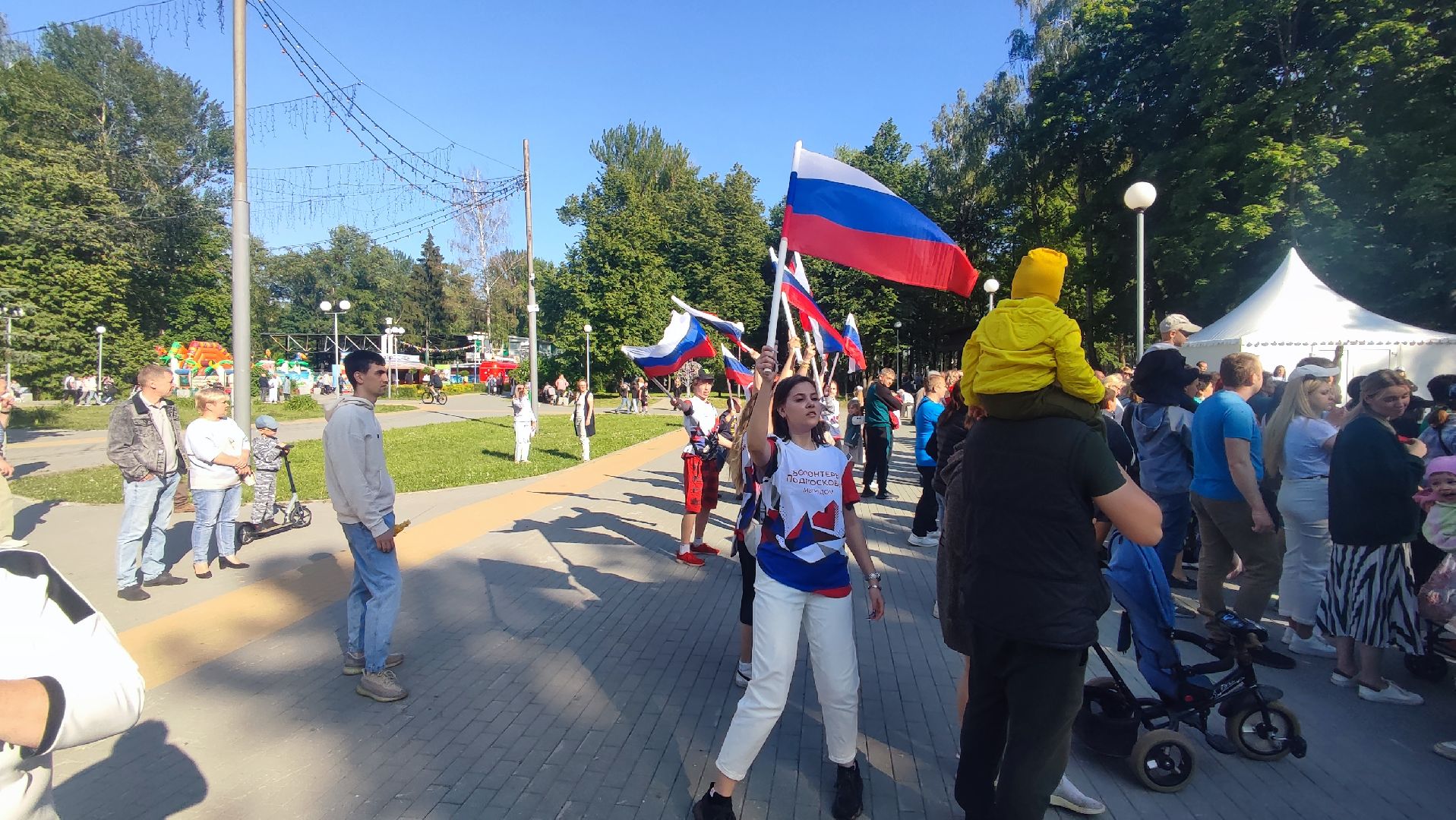 Кашира, парк, День России, флешмоб, волонётры