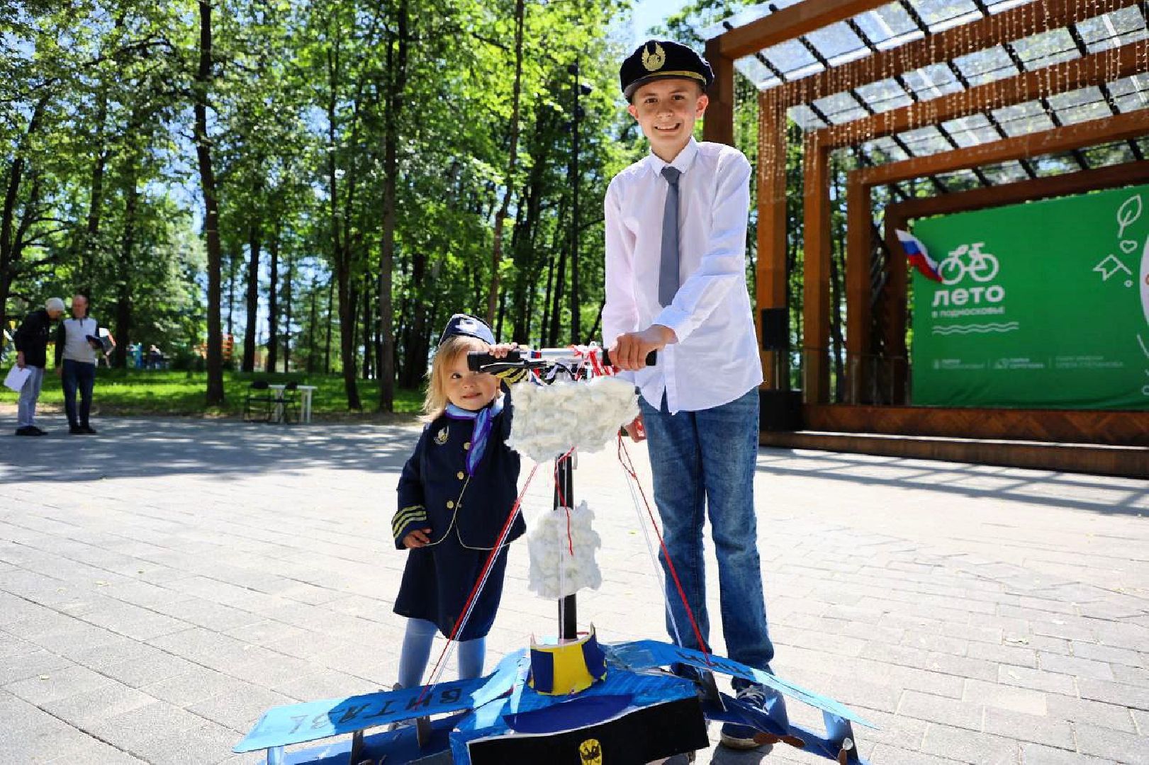 день россии, праздник, народные гулянья, парк, дети, мотоциклы, ретроавтомобили, самокаты,