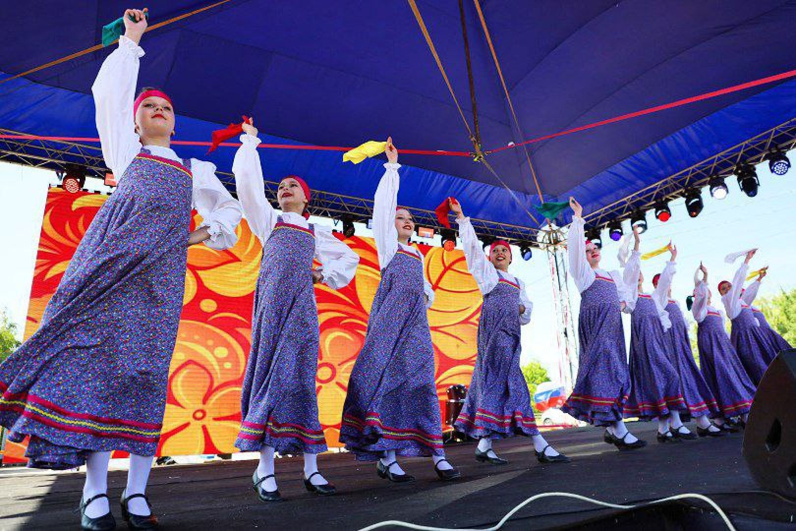 день россии, праздник, народные гулянья, парк, дети, мотоциклы, ретроавтомобили, самокаты,