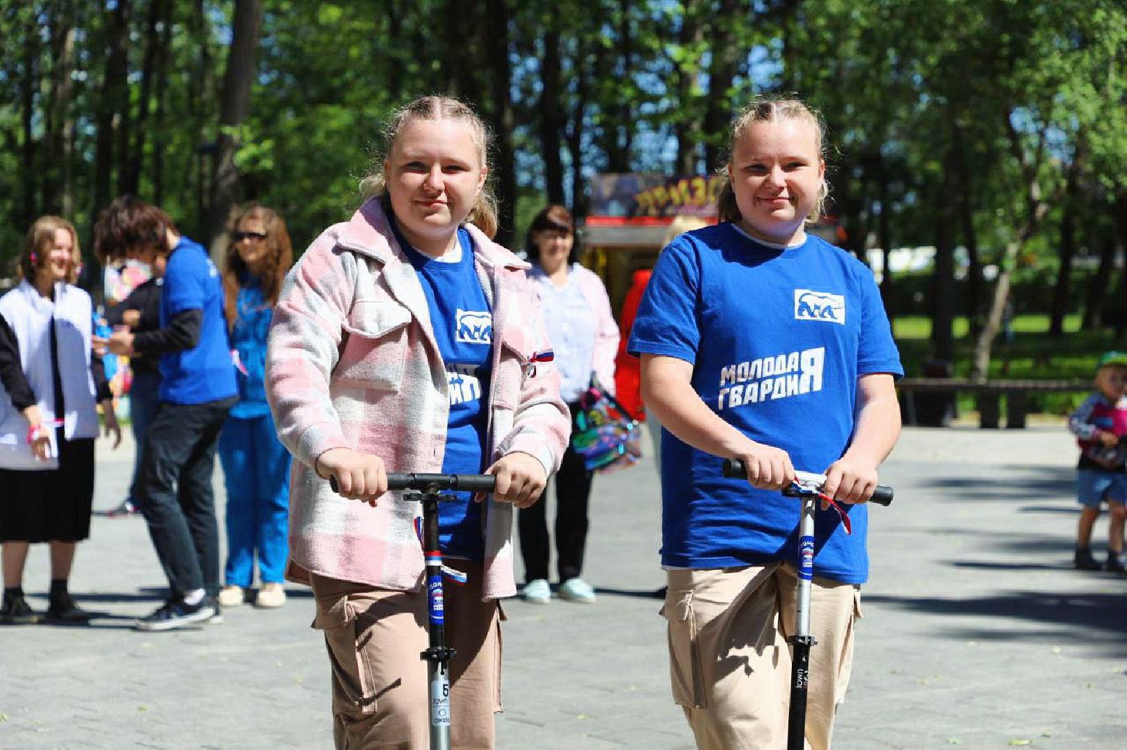 день россии, праздник, народные гулянья, парк, дети, мотоциклы, ретроавтомобили, самокаты,