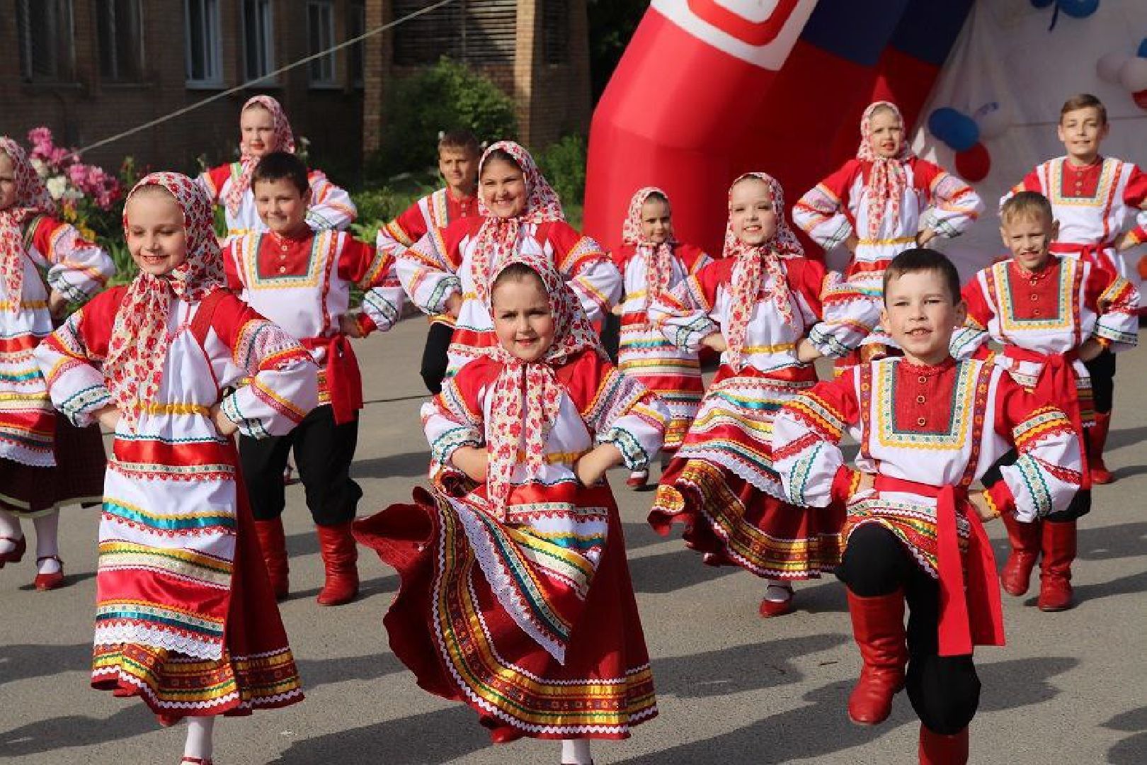 день россии, праздник, народные гулянья, парк, дети, мотоциклы, ретроавтомобили, самокаты,
