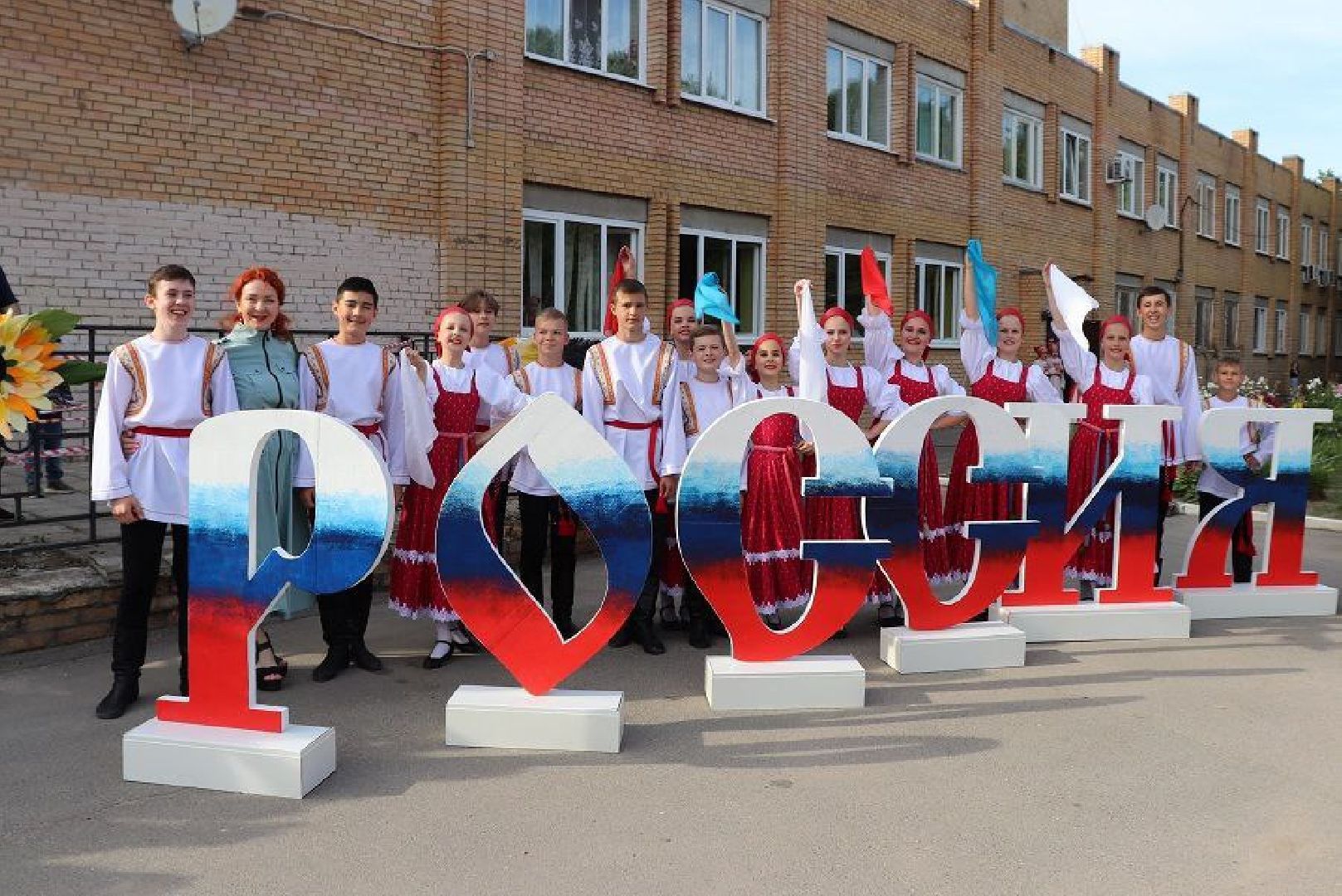 день россии, праздник, народные гулянья, парк, дети, мотоциклы, ретроавтомобили, самокаты,