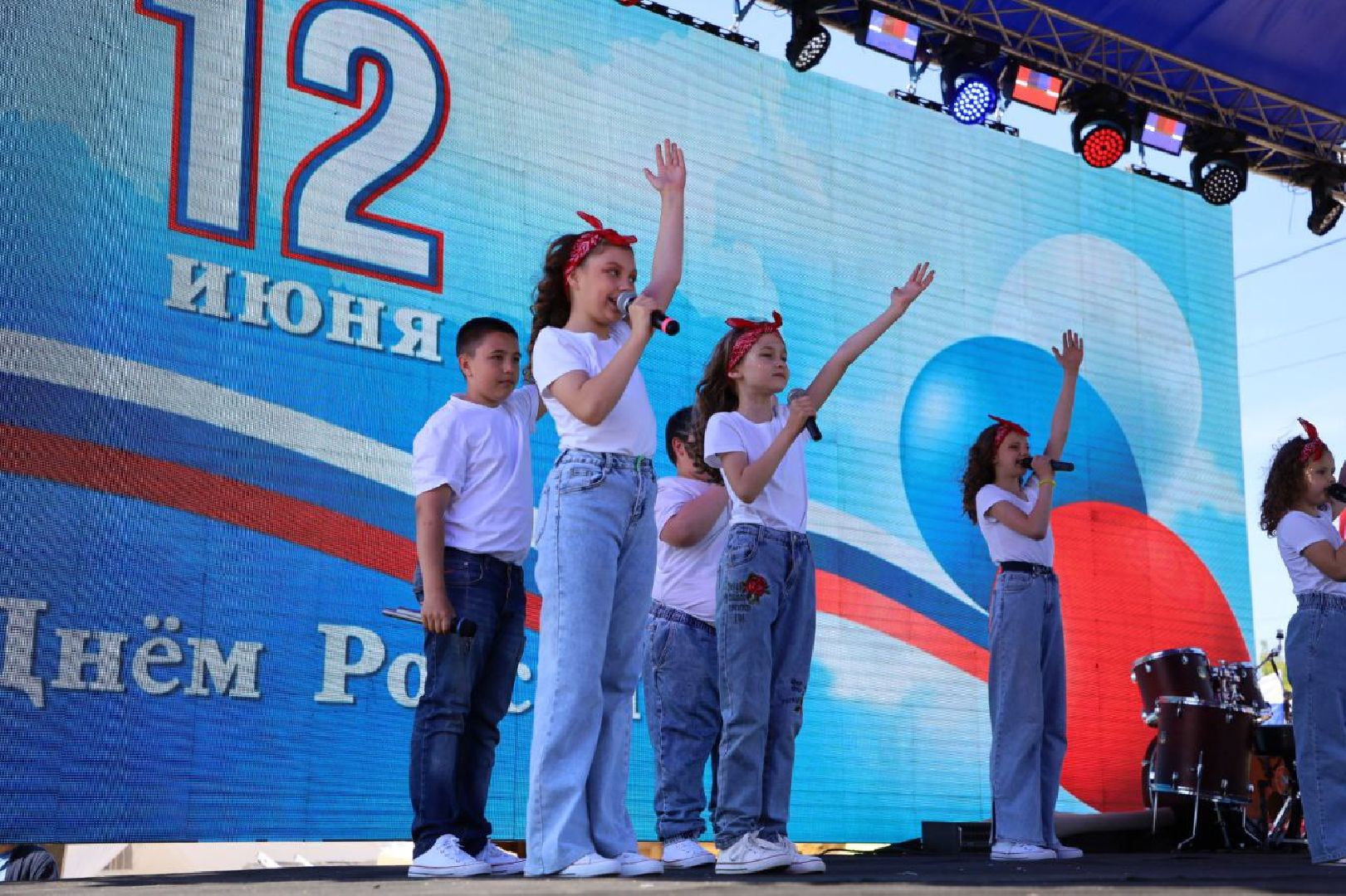 день россии, праздник, народные гулянья, парк, дети, мотоциклы, ретроавтомобили, самокаты,