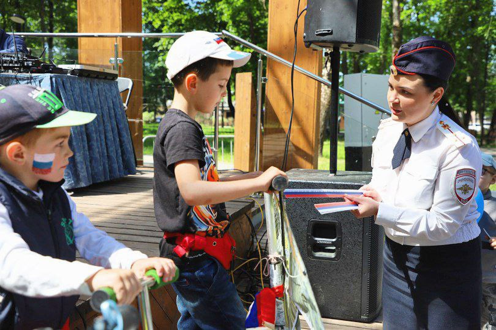 день россии, праздник, народные гулянья, парк, дети, мотоциклы, ретроавтомобили, самокаты,