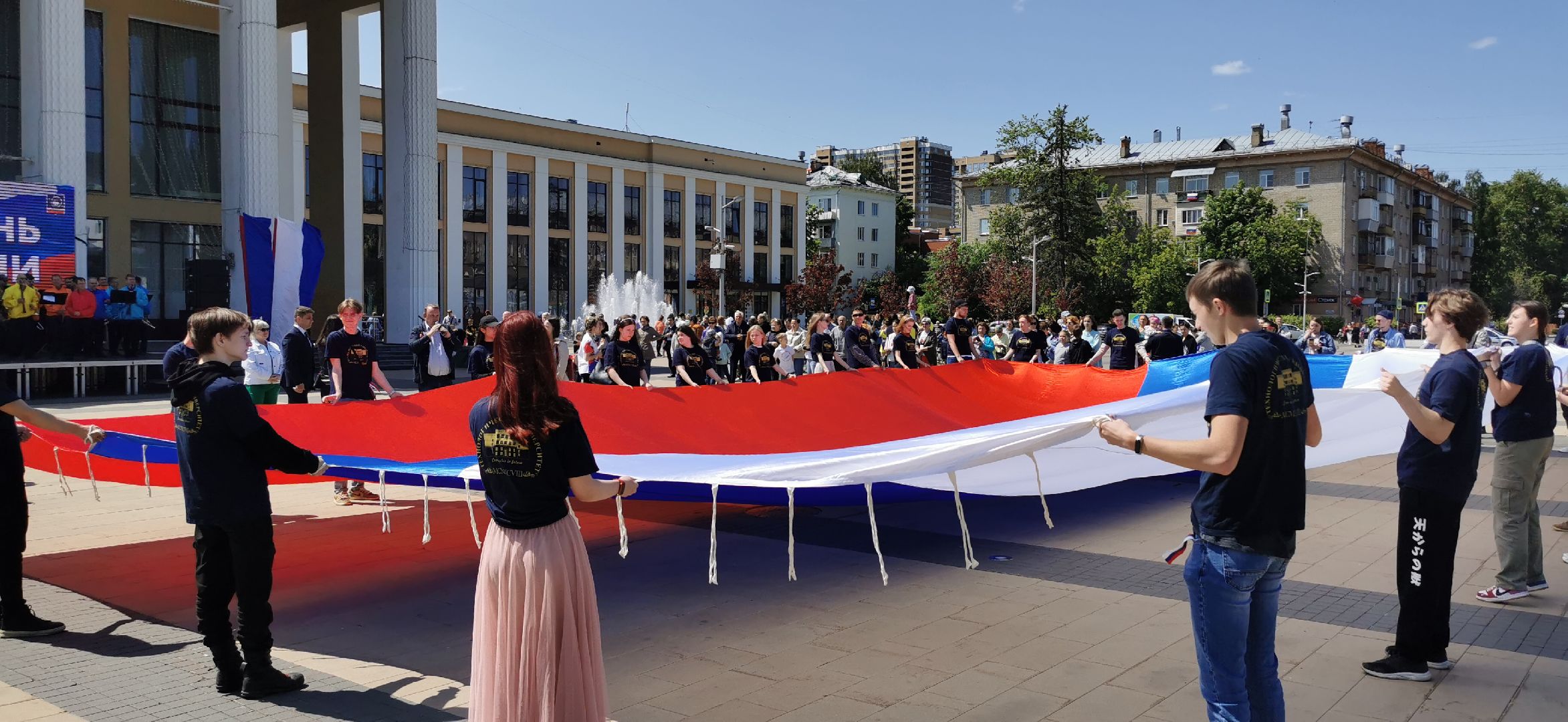 день россии, волонтёры, триколор,