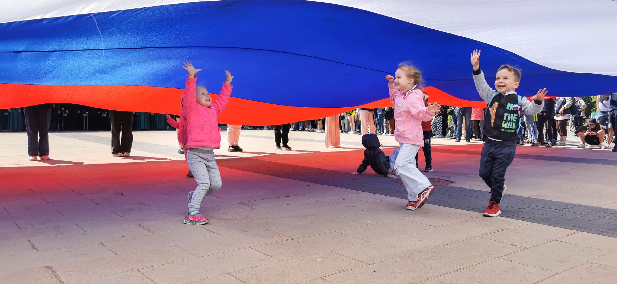 день россии, волонтёры, триколор,