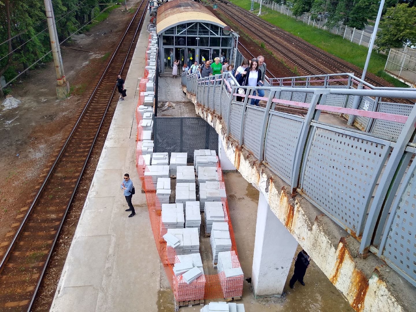 Раменское, транспорт, реконструкция платформы Фабричная, укладка плиточного покрытия