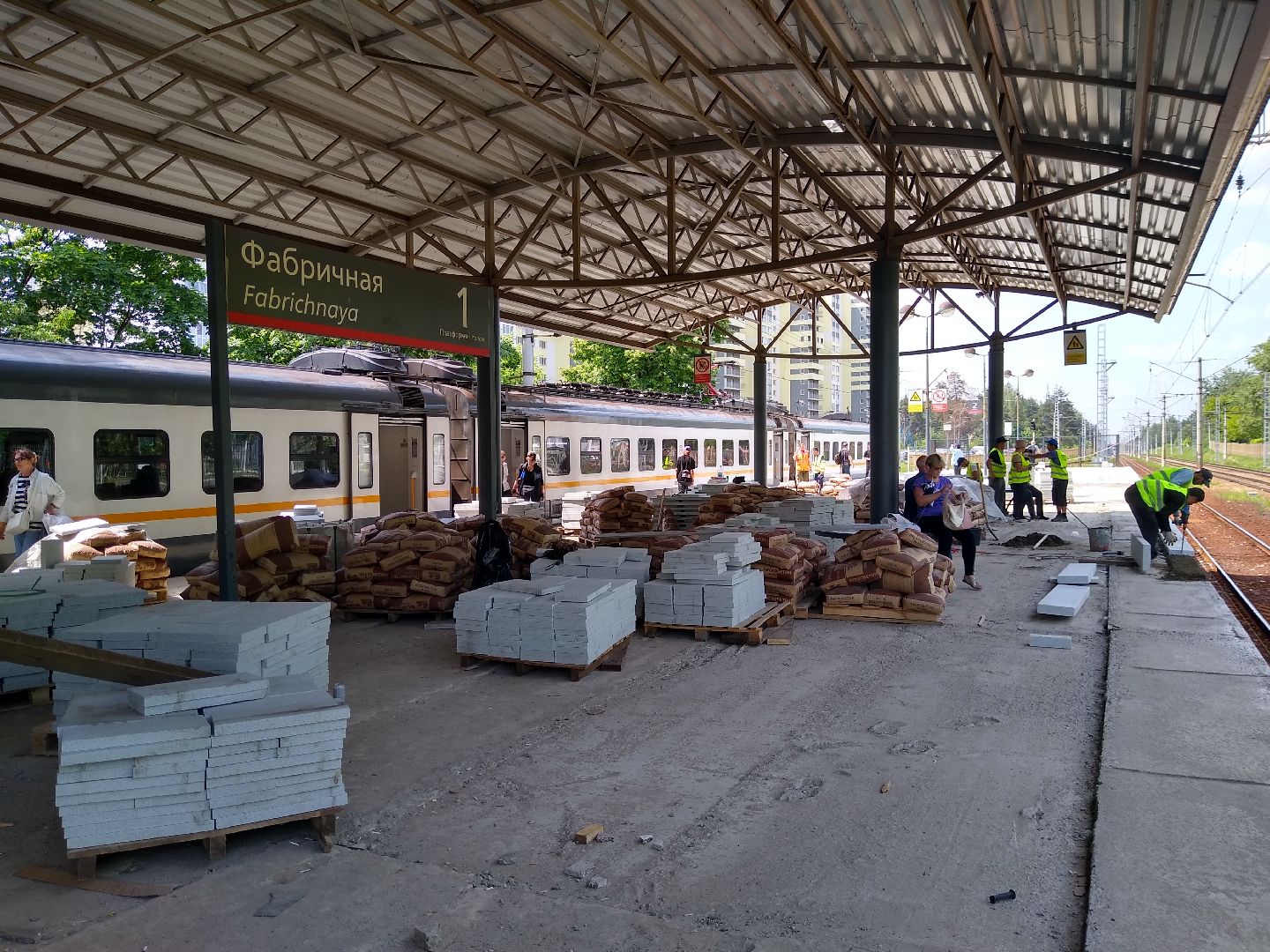 Раменское, транспорт, реконструкция платформы Фабричная, укладка плиточного покрытия