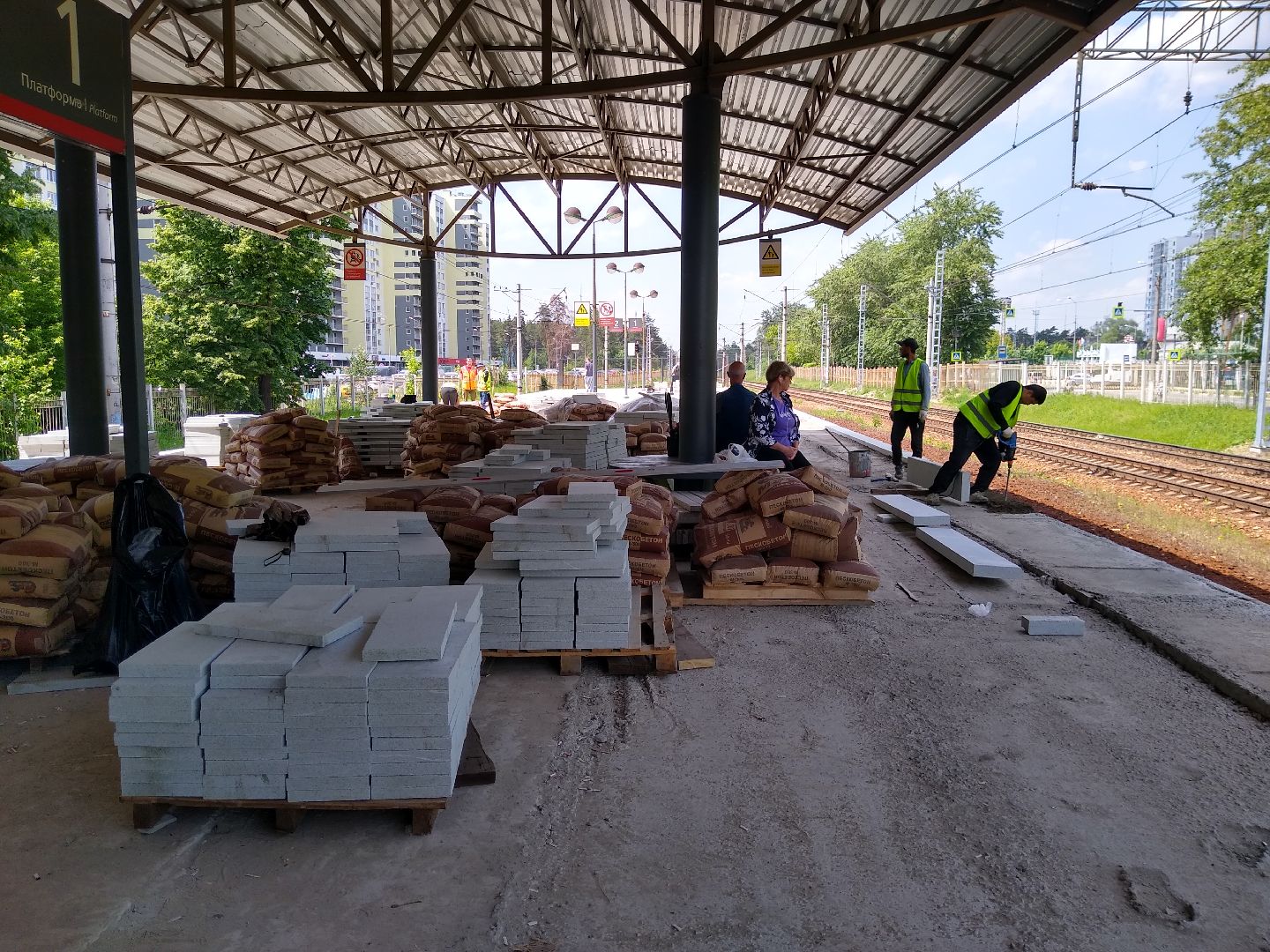 Раменское, транспорт, реконструкция платформы Фабричная, укладка плиточного покрытия