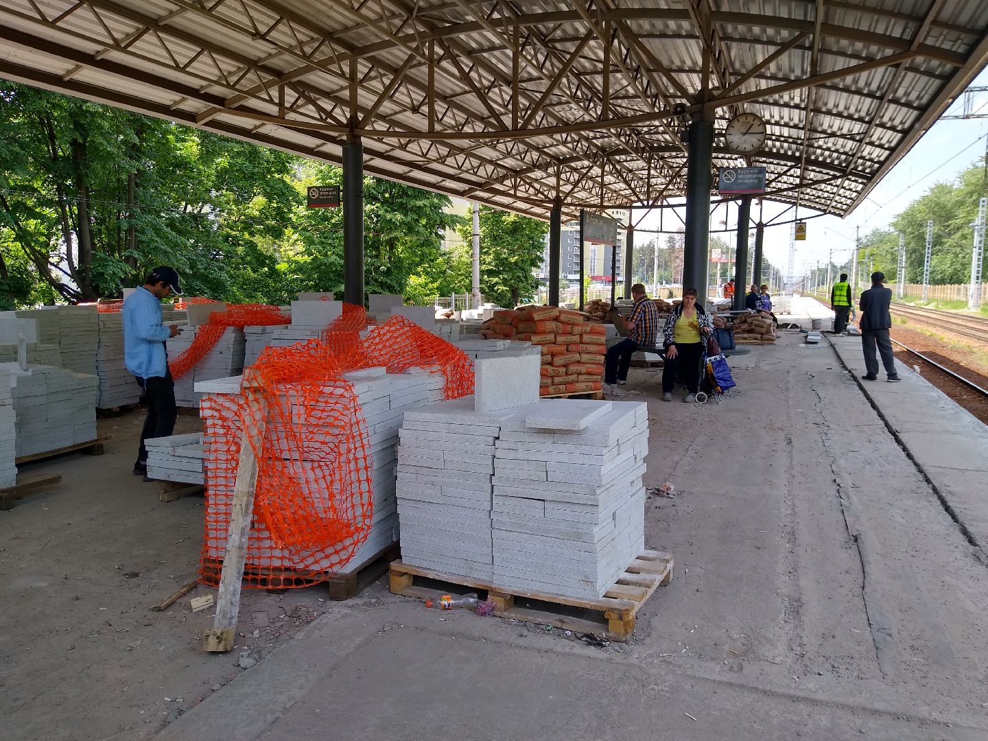 Раменское, транспорт, реконструкция платформы Фабричная, укладка плиточного покрытия