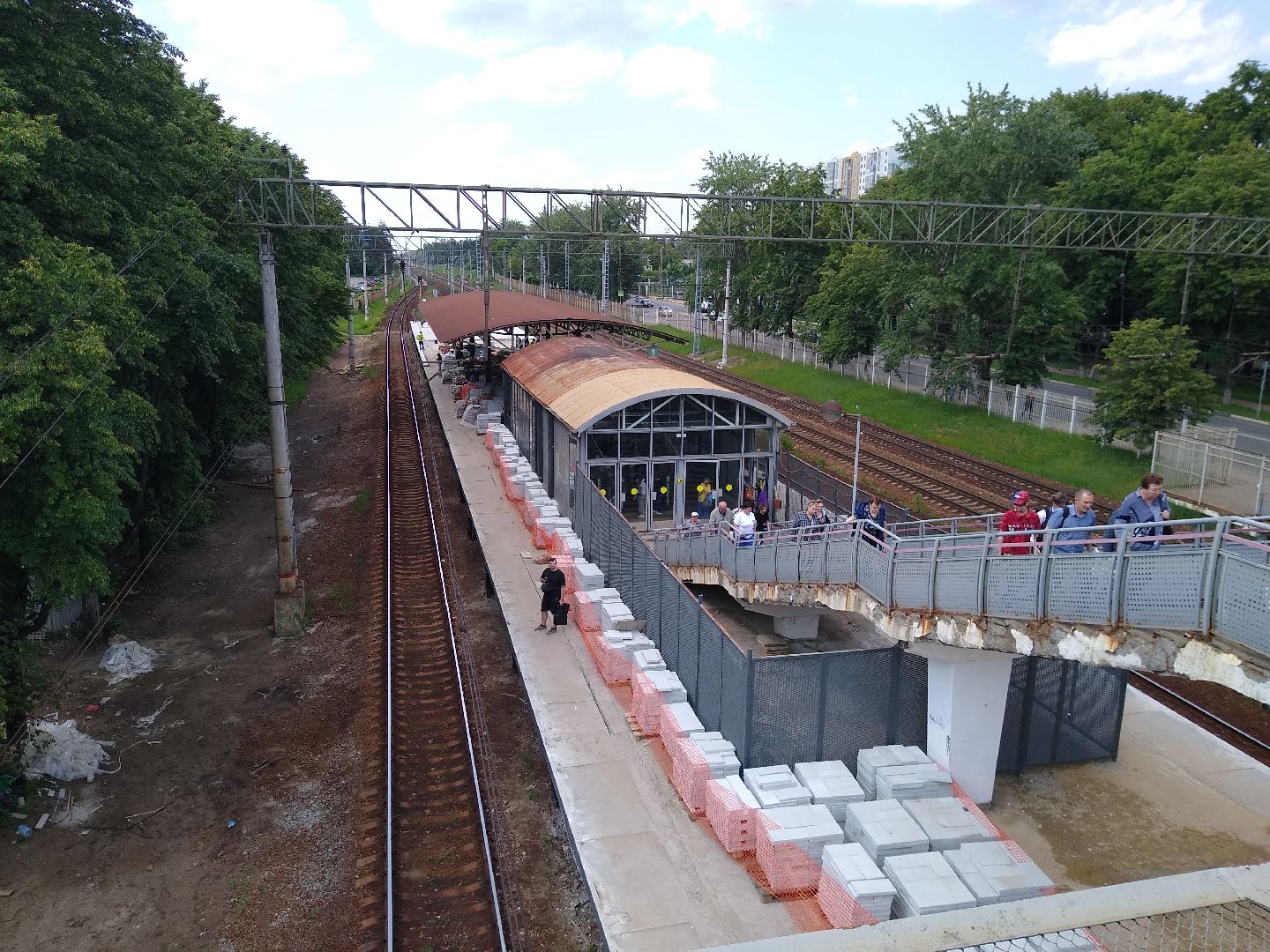 Раменское, транспорт, реконструкция платформы Фабричная, укладка плиточного покрытия