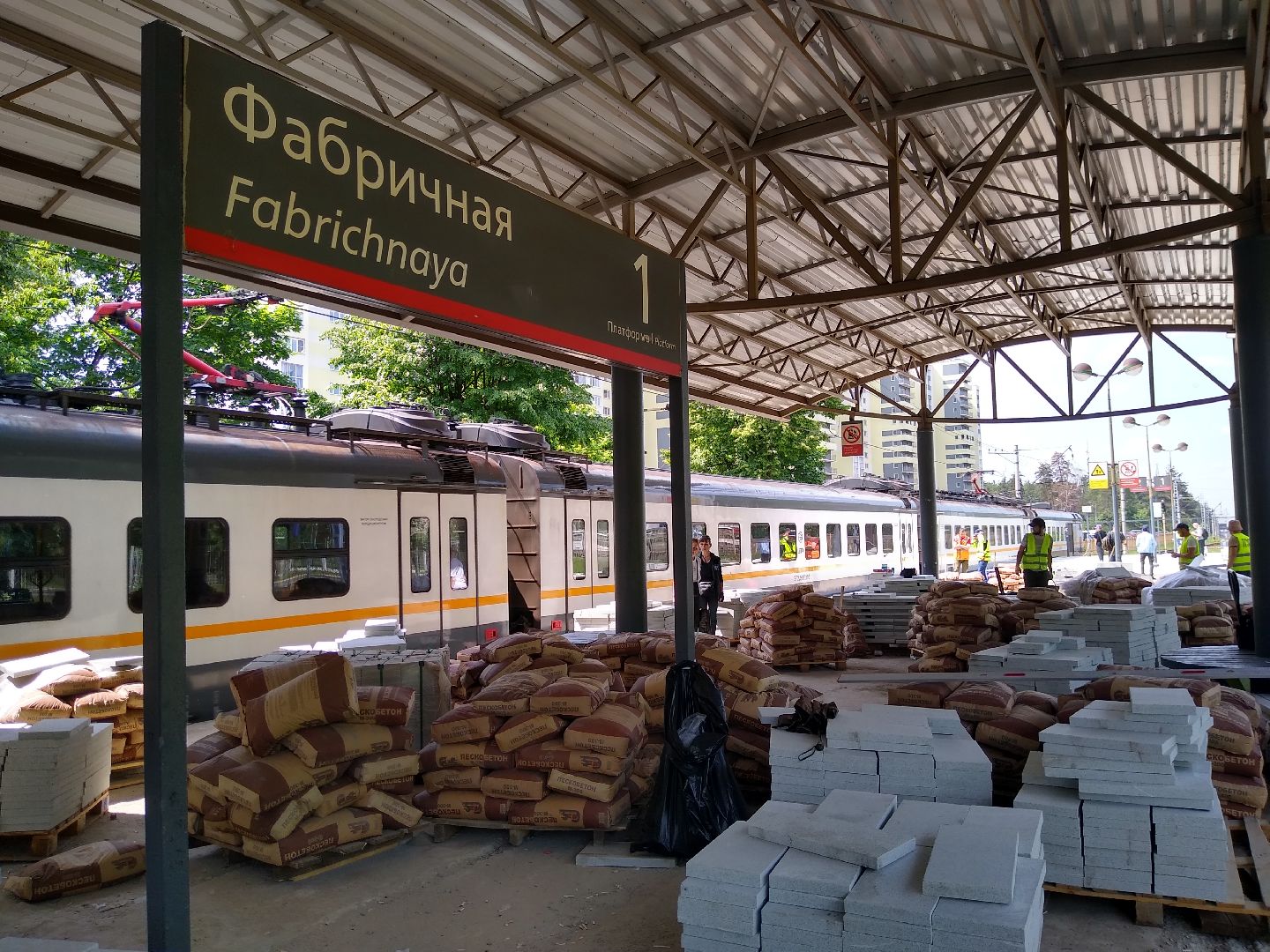 Раменское, транспорт, реконструкция платформы Фабричная, укладка плиточного покрытия