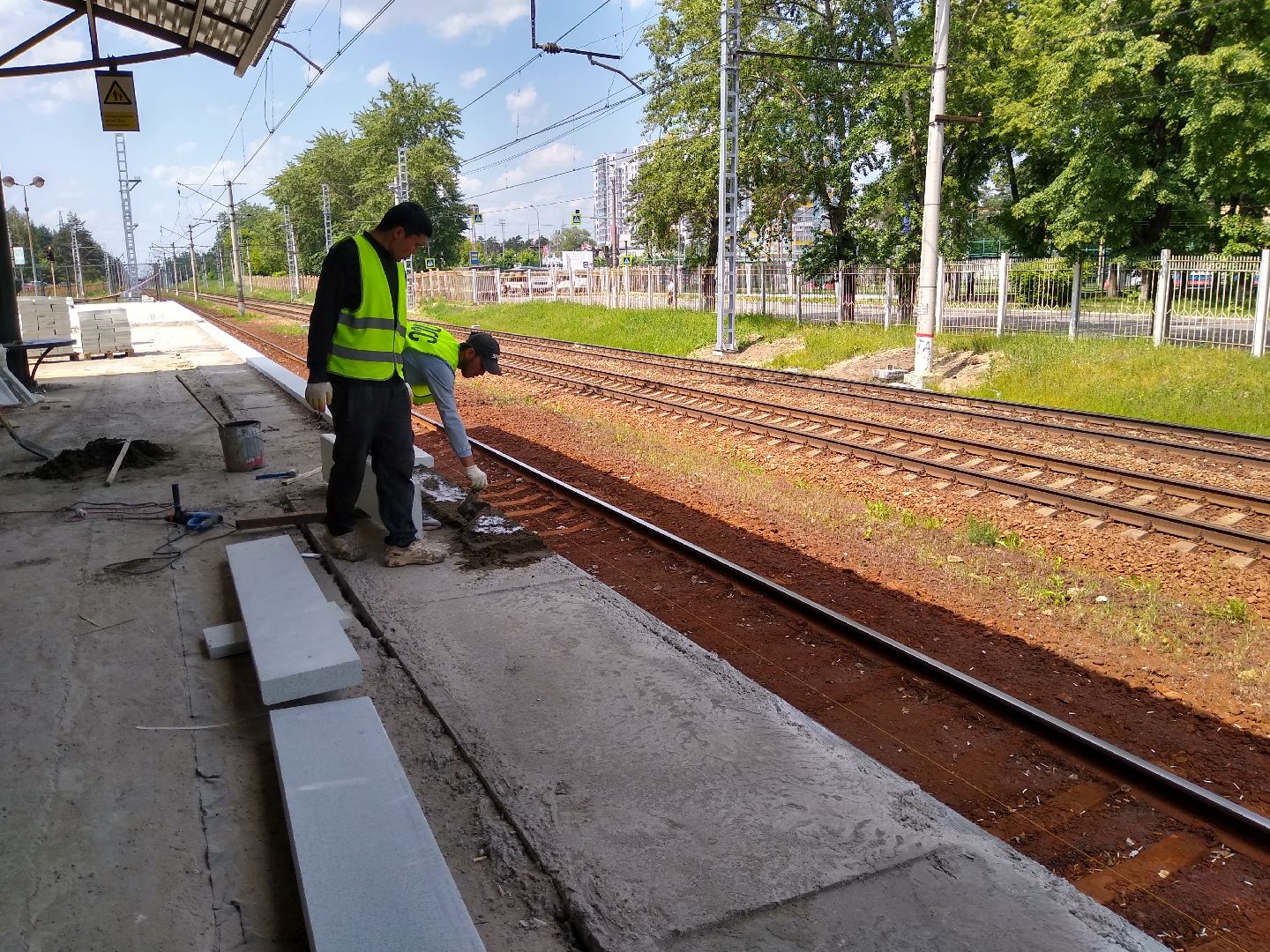 Раменское, транспорт, реконструкция платформы Фабричная, укладка плиточного покрытия