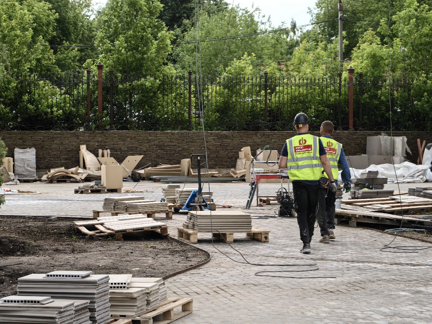 Долгострой, площадка, озеленение, жители, парковка