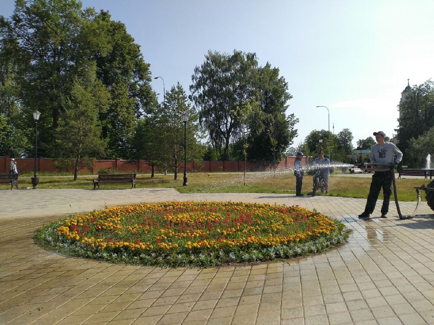 благоустройство, лето, жара, полив, клумбы, Лосино-Петровский