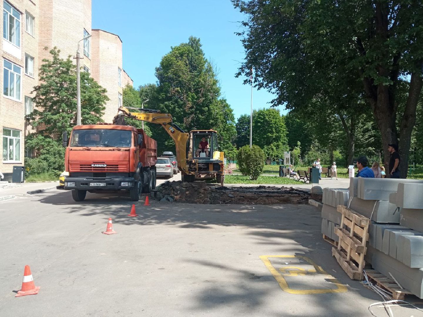 Звенигород, благоустройство, парковки, Звенигородская поликлиника, доступная среда для маломобильных людей