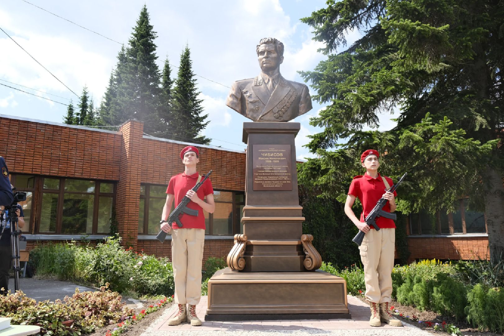 Пущино, герои