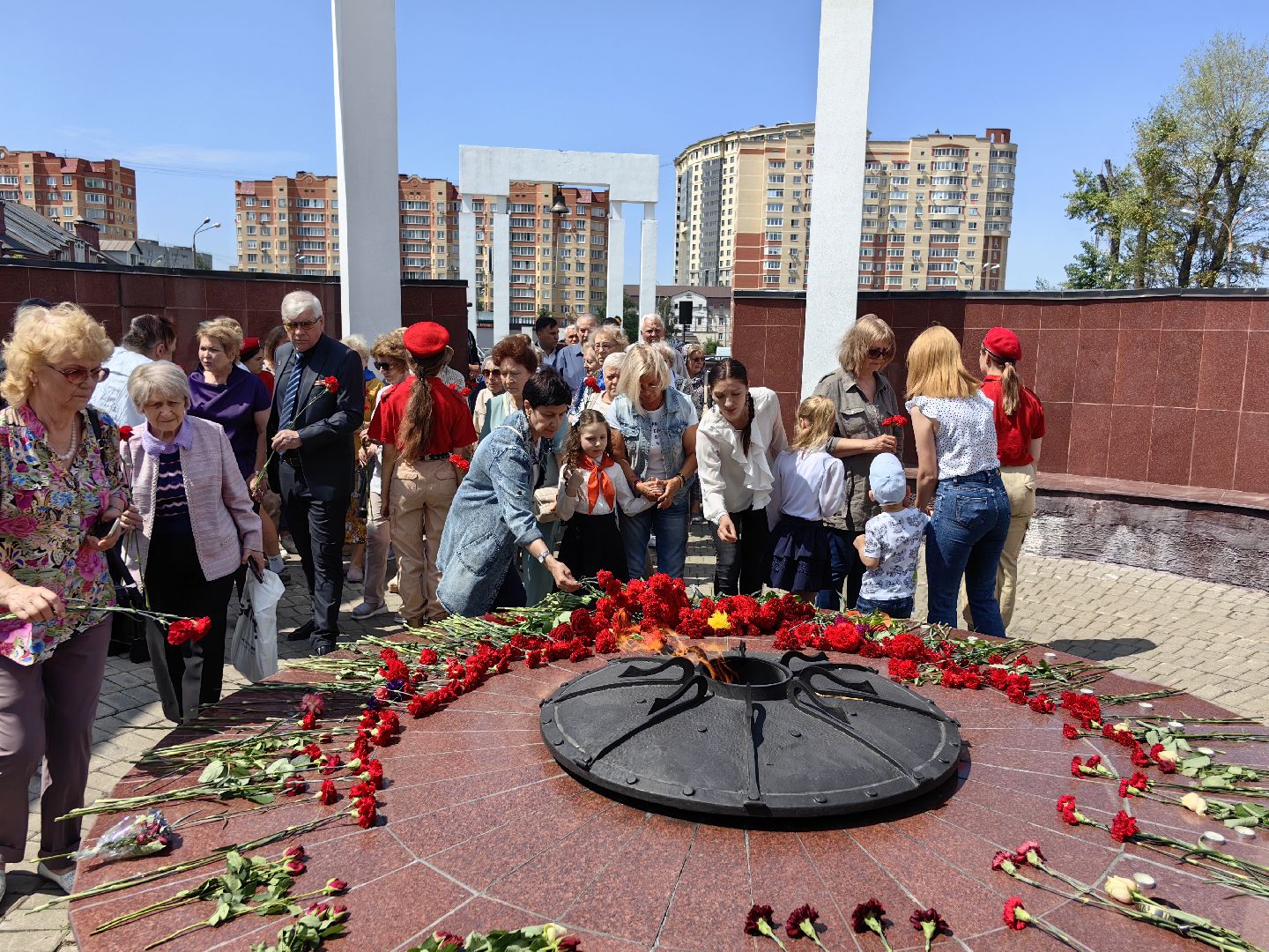 Аллея памяти, цветы, минута молчания